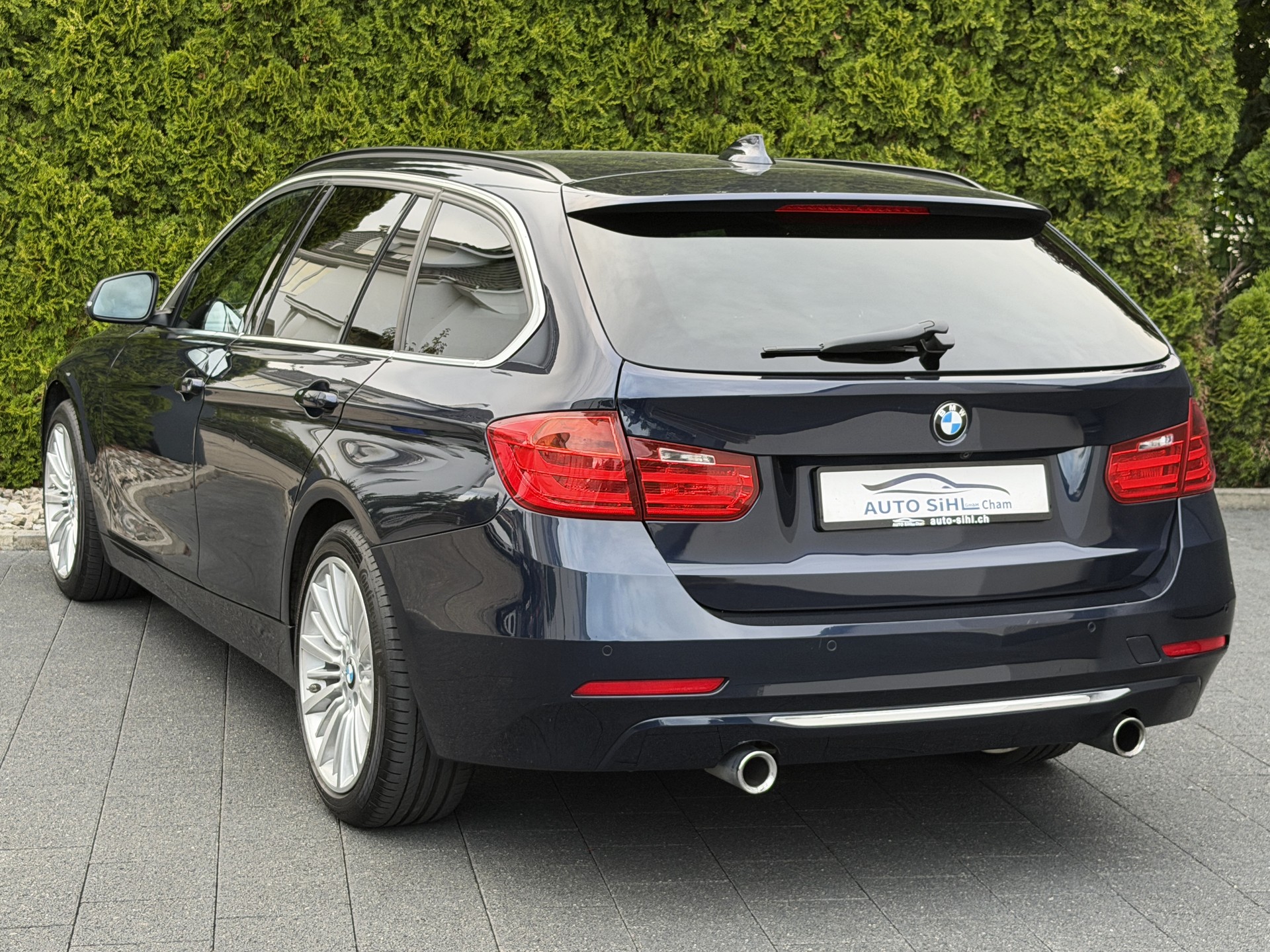 BMW 335i xDrive Touring Luxury Line Steptronic / CH-Fahrzeug-image-7