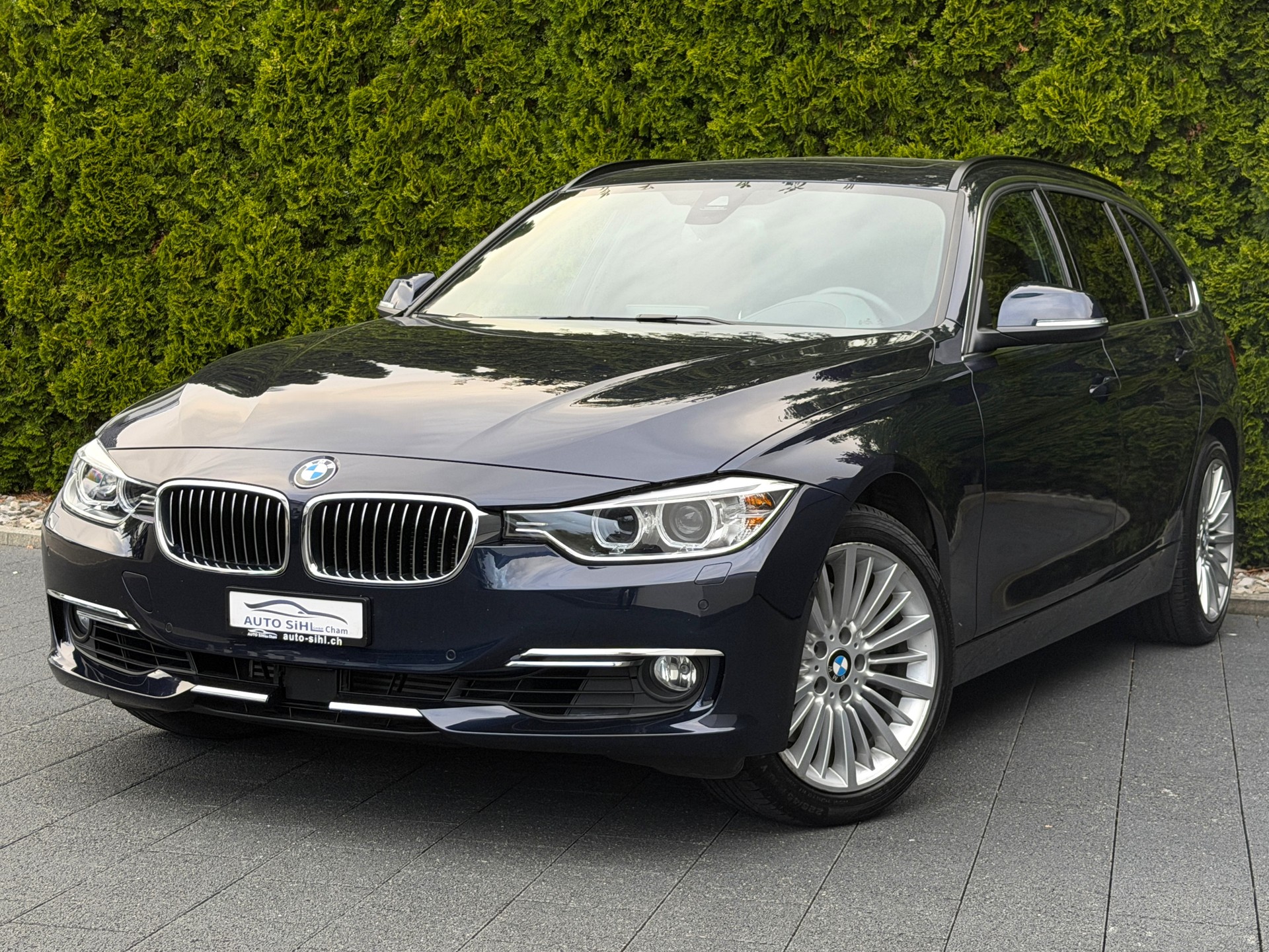 BMW 335i xDrive Touring Luxury Line Steptronic / CH-Fahrzeug-image-1