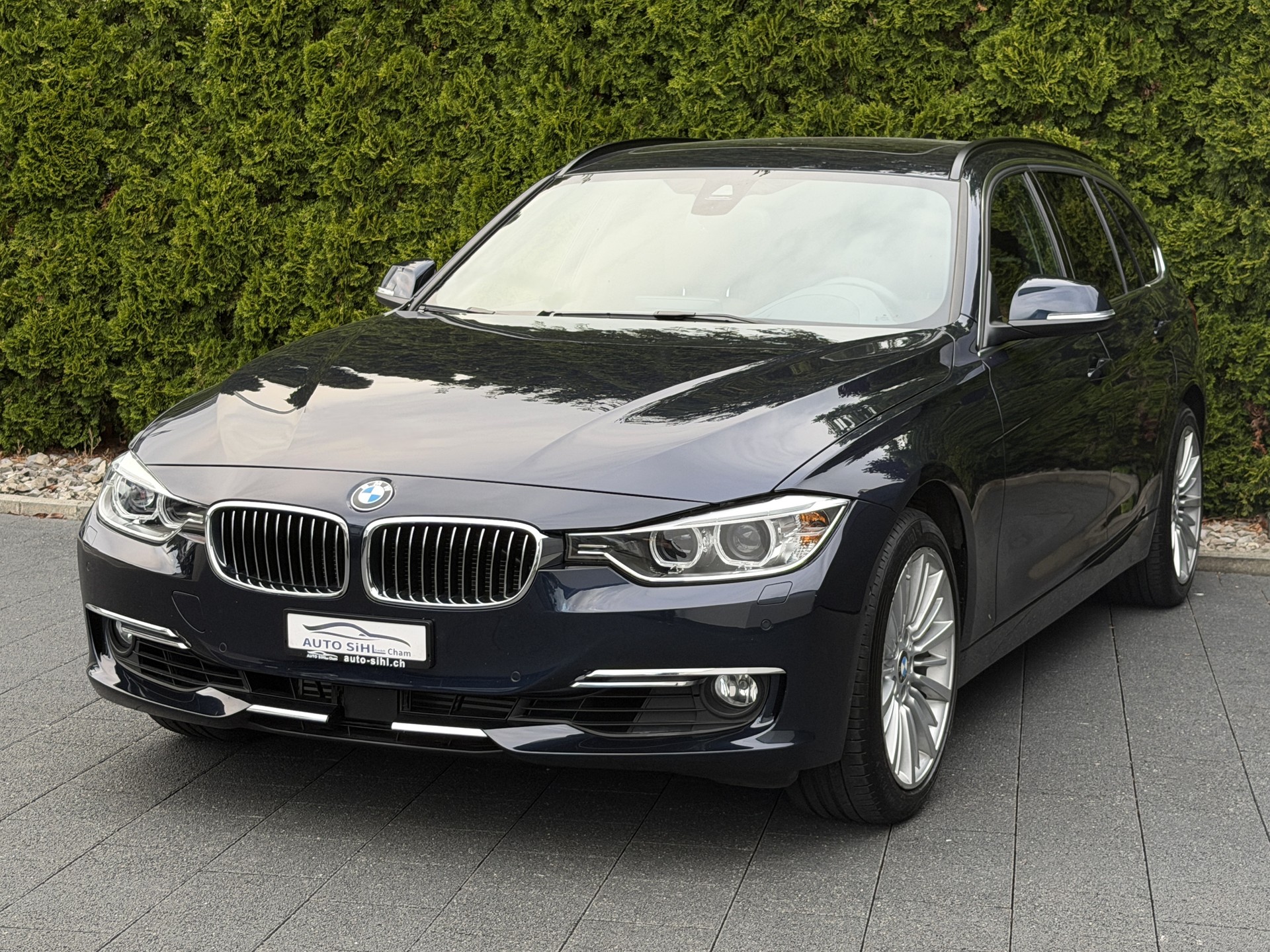 BMW 335i xDrive Touring Luxury Line Steptronic / CH-Fahrzeug-image-0