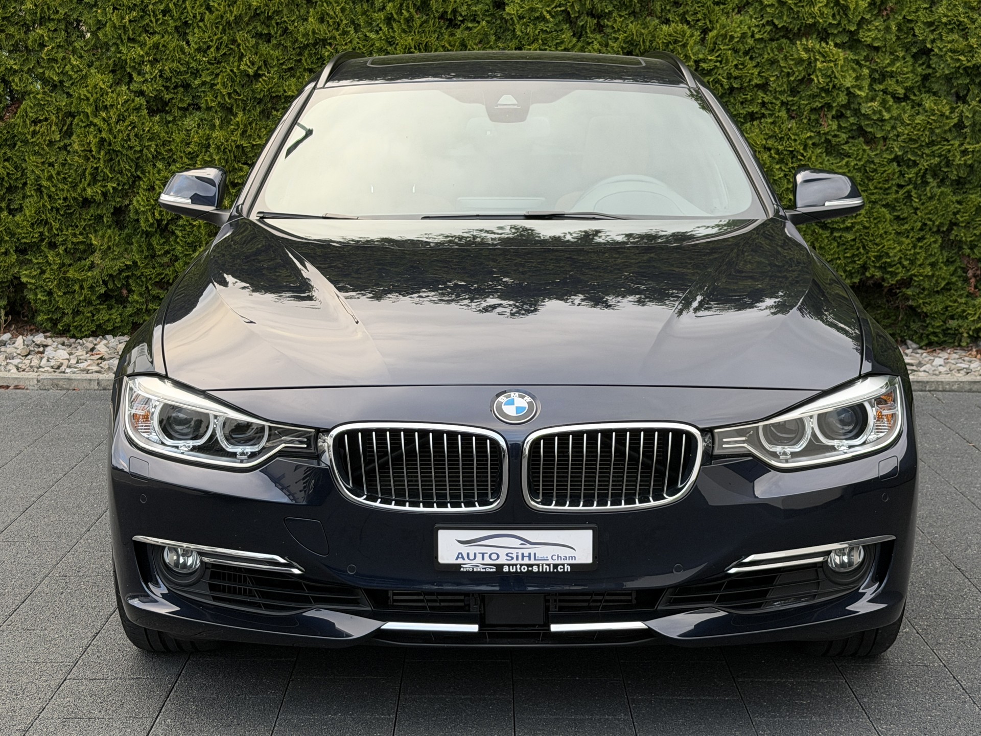 BMW 335i xDrive Touring Luxury Line Steptronic / CH-Fahrzeug-image-3