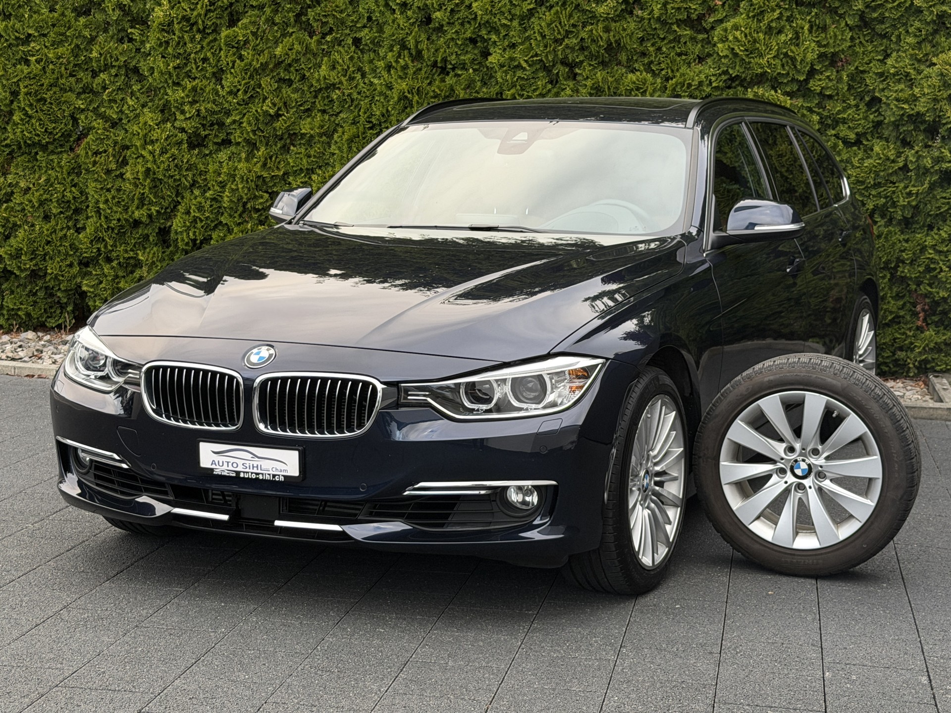 BMW 335i xDrive Touring Luxury Line Steptronic / CH-Fahrzeug-image-2