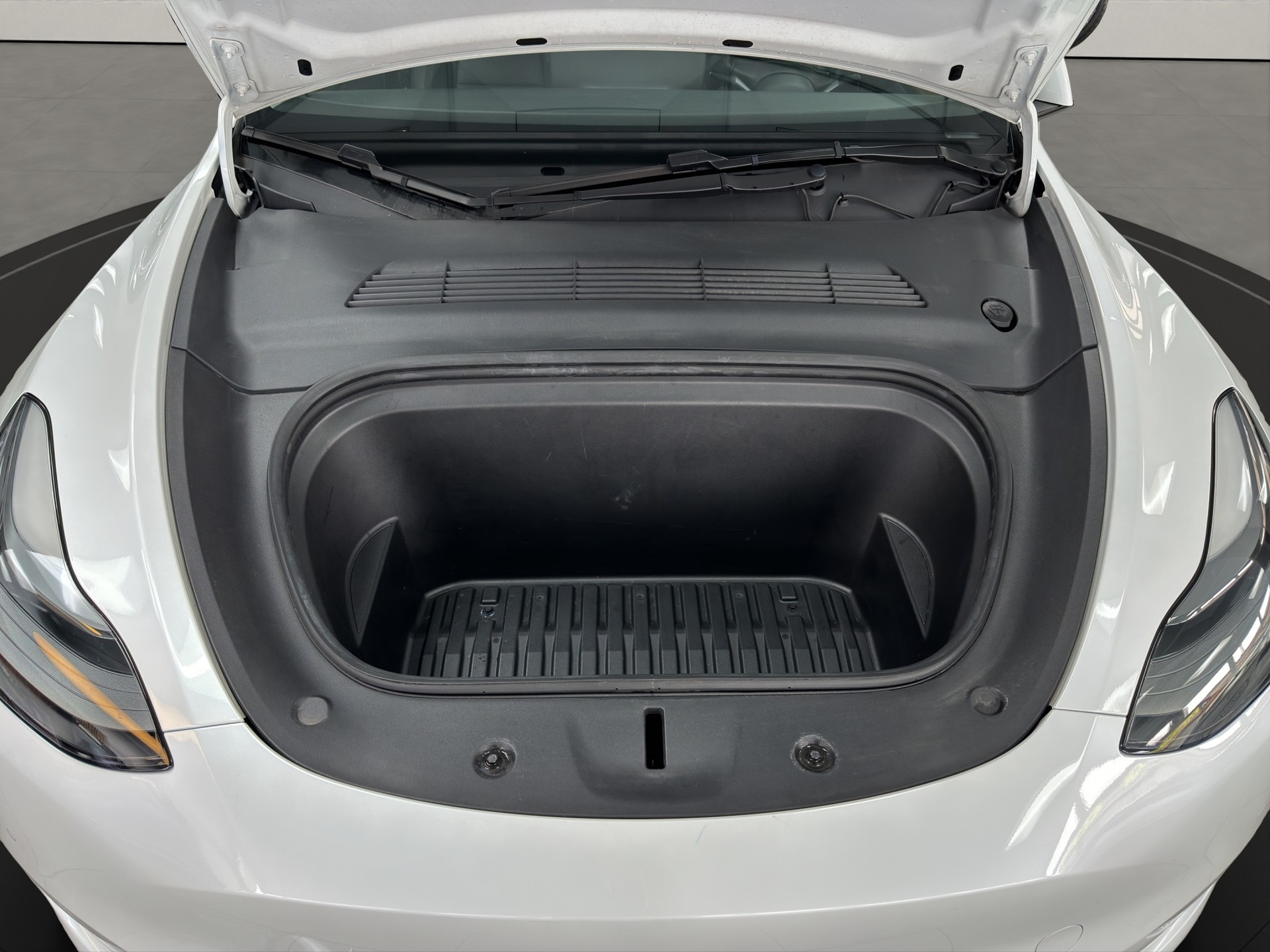 TESLA Model Y Long Range-image-9