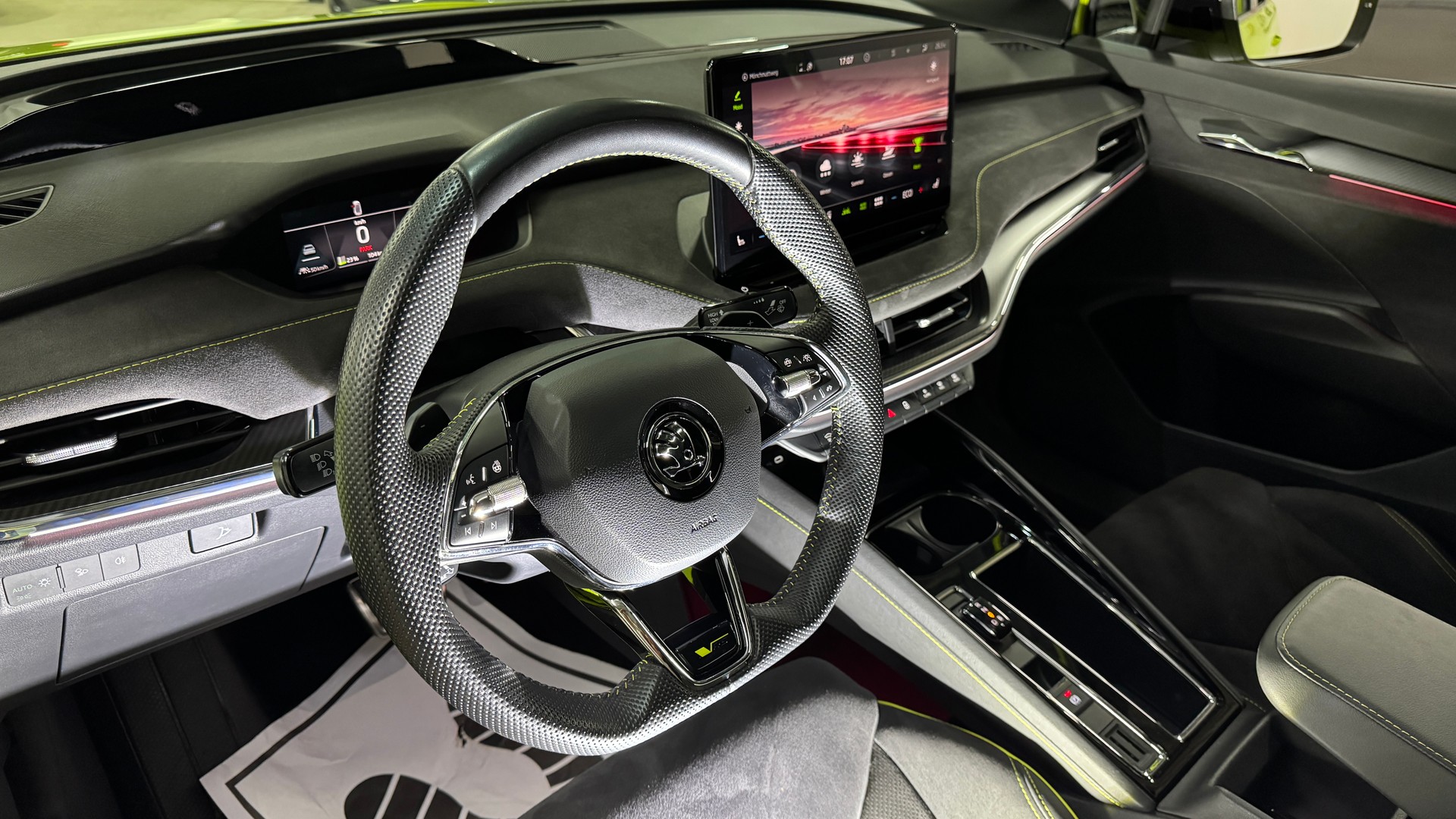 SKODA Enyaq Coupé RS iV 80 4x4 300 PS // Anhängerkupplung // Vollausstattung-image-11