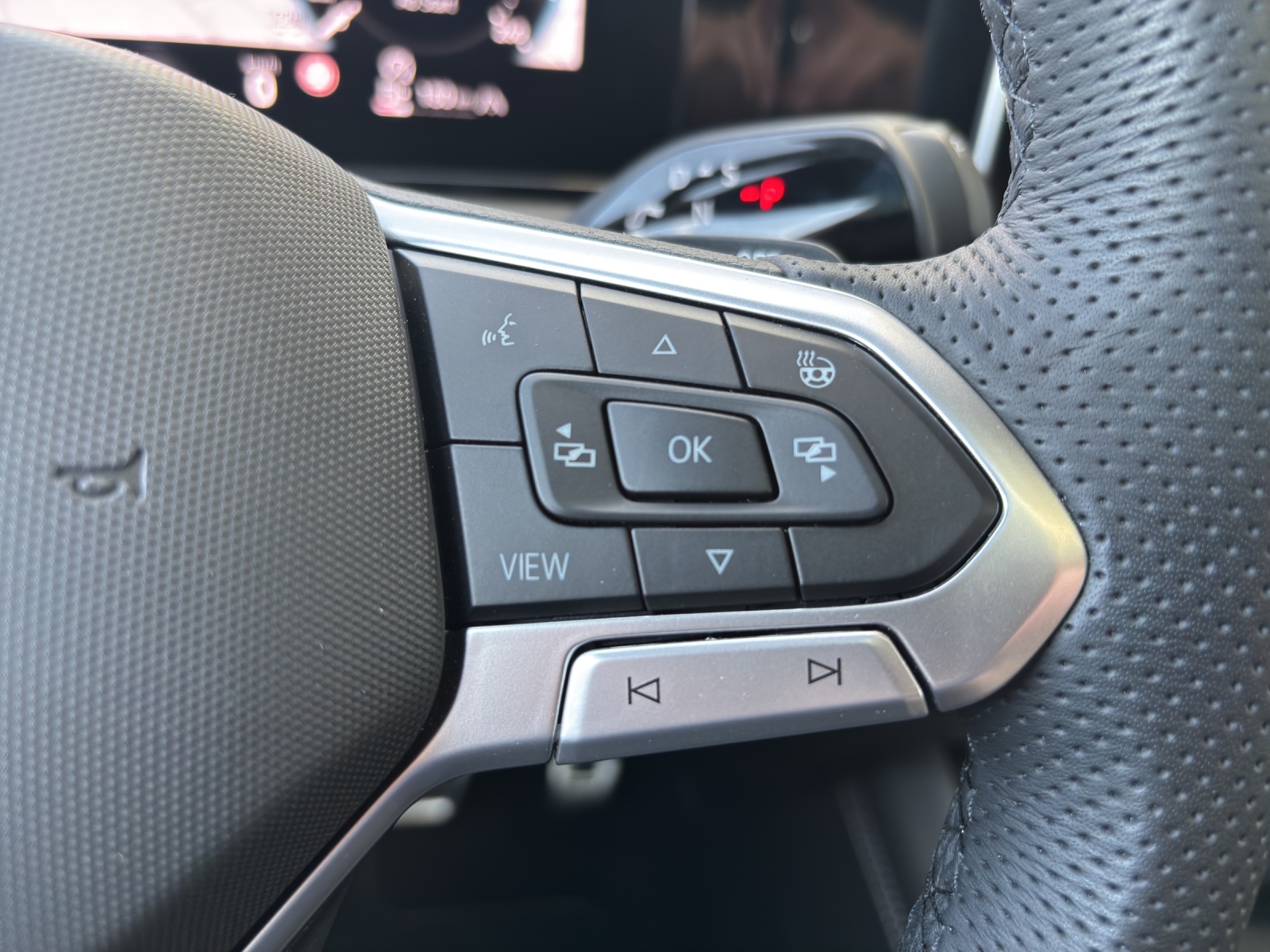 VW New Tiguan 2.0 TSI DSG R-Line 4Motion mit fortl. Werksgarantie, AHK, Panorama-Ausstell-/Schiebedach, Standheizung & Winterräder-image-16
