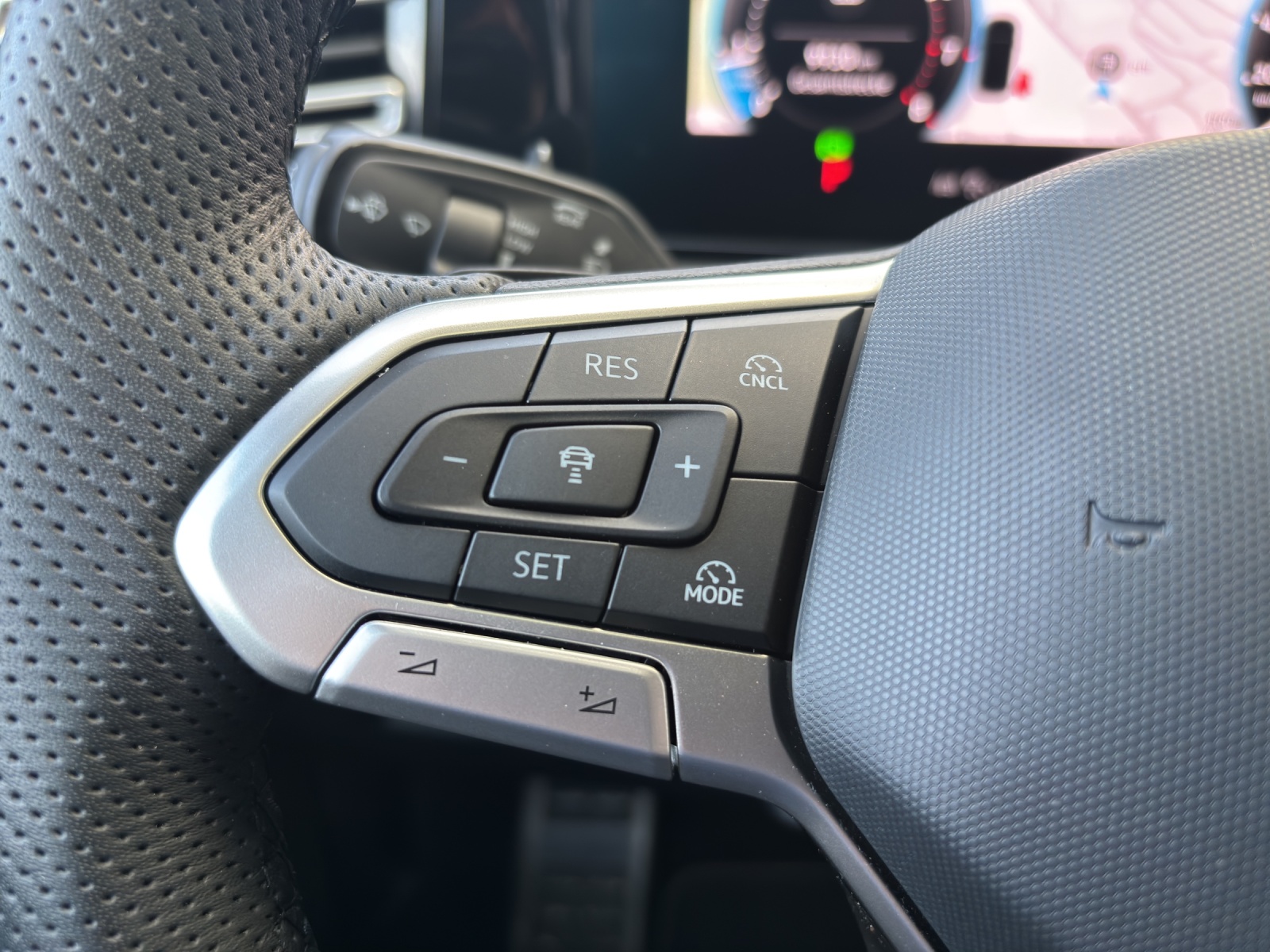 VW New Tiguan 2.0 TSI DSG R-Line 4Motion mit fortl. Werksgarantie, AHK, Panorama-Ausstell-/Schiebedach, Standheizung & Winterräder-image-15
