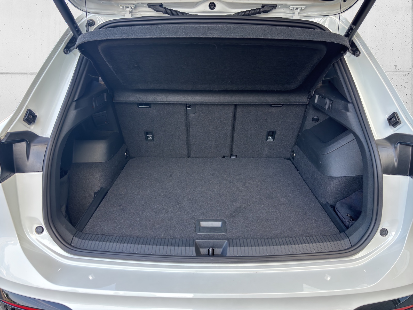VW New Tiguan 2.0 TSI DSG R-Line 4Motion mit fortl. Werksgarantie, AHK, Panorama-Ausstell-/Schiebedach, Standheizung & Winterräder-image-7