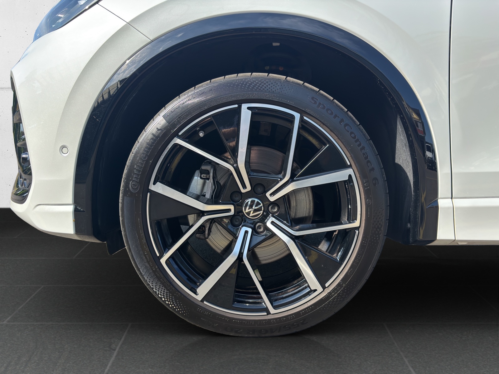 VW New Tiguan 2.0 TSI DSG R-Line 4Motion mit fortl. Werksgarantie, AHK, Panorama-Ausstell-/Schiebedach, Standheizung & Winterräder-image-11