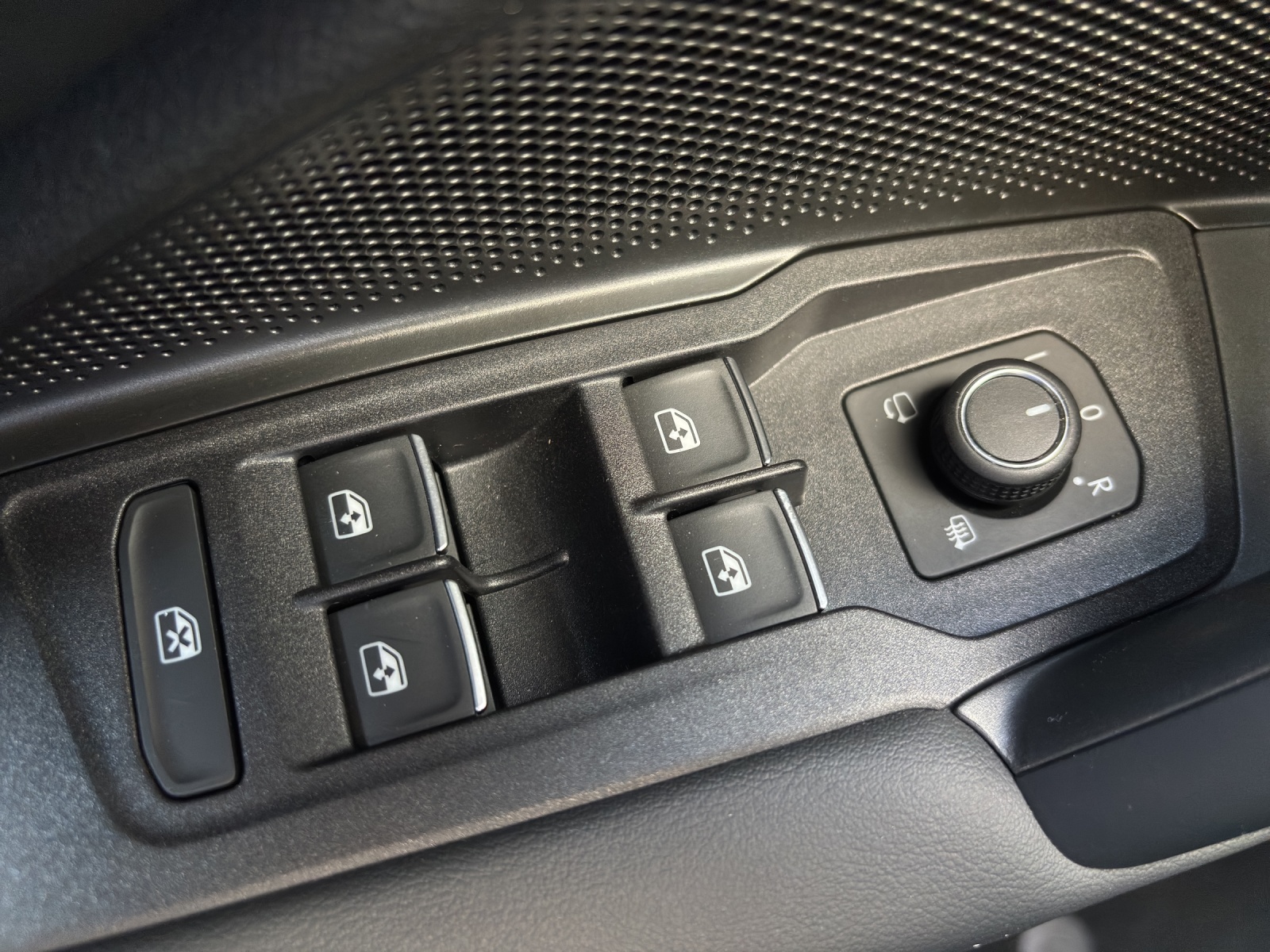 VW New Tiguan 2.0 TSI DSG R-Line 4Motion mit fortl. Werksgarantie, AHK, Panorama-Ausstell-/Schiebedach, Standheizung & Winterräder-image-32