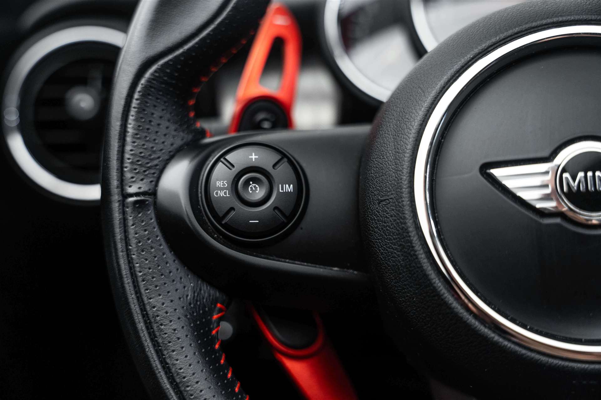 MINI Cooper John Cooper Works Cabriolet Steptronic-image-17