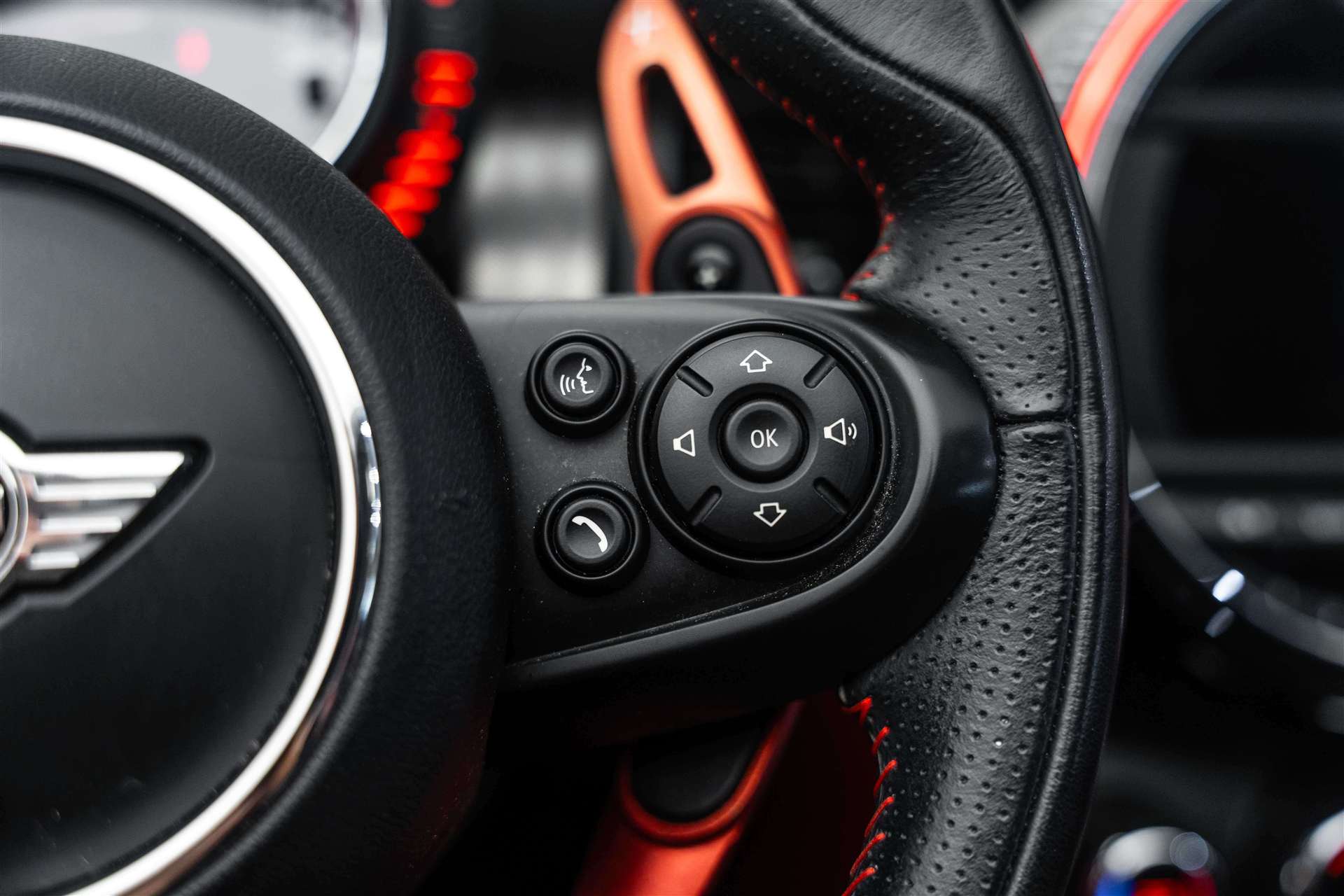 MINI Cooper John Cooper Works Cabriolet Steptronic-image-18