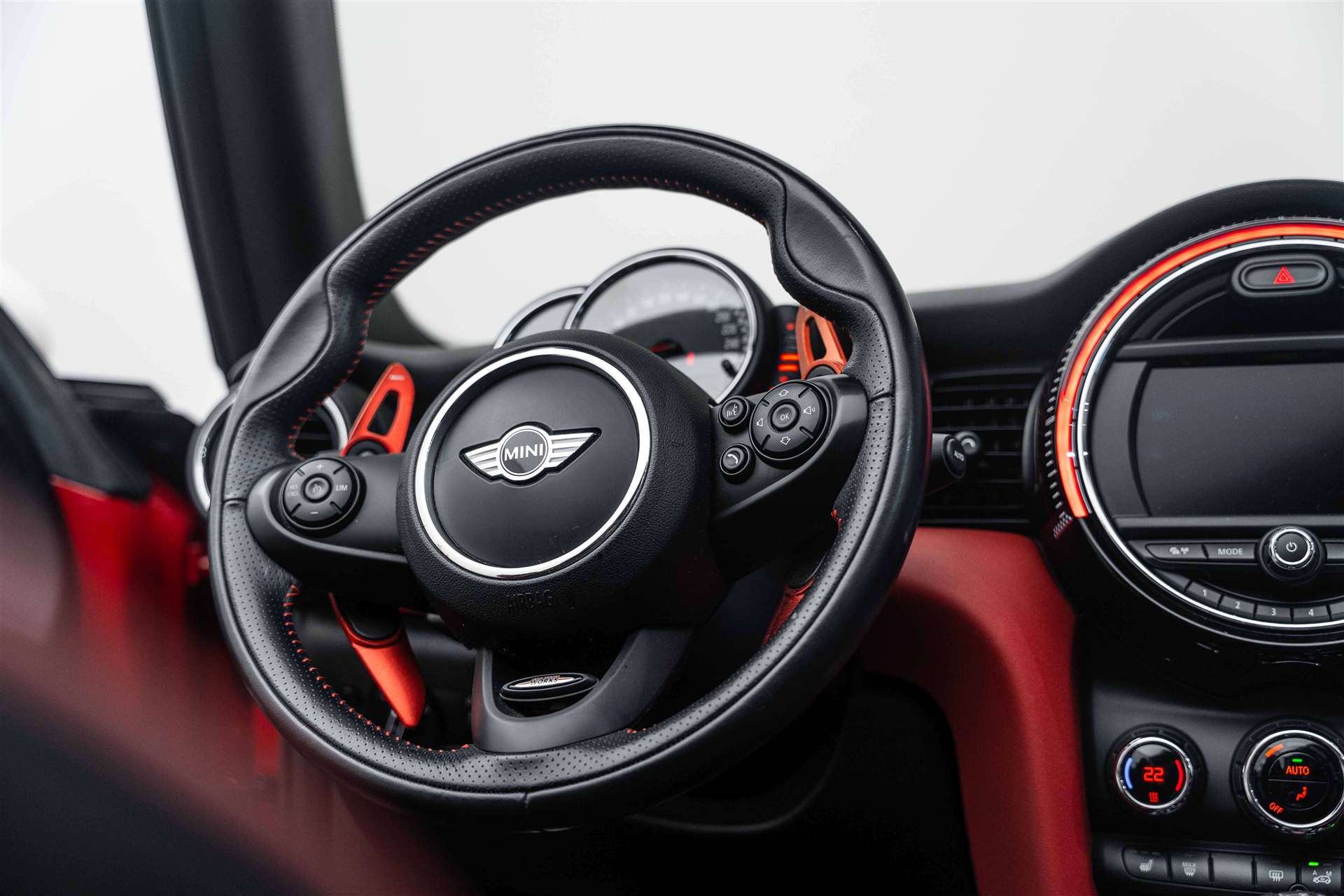 MINI Cooper John Cooper Works Cabriolet Steptronic-image-12