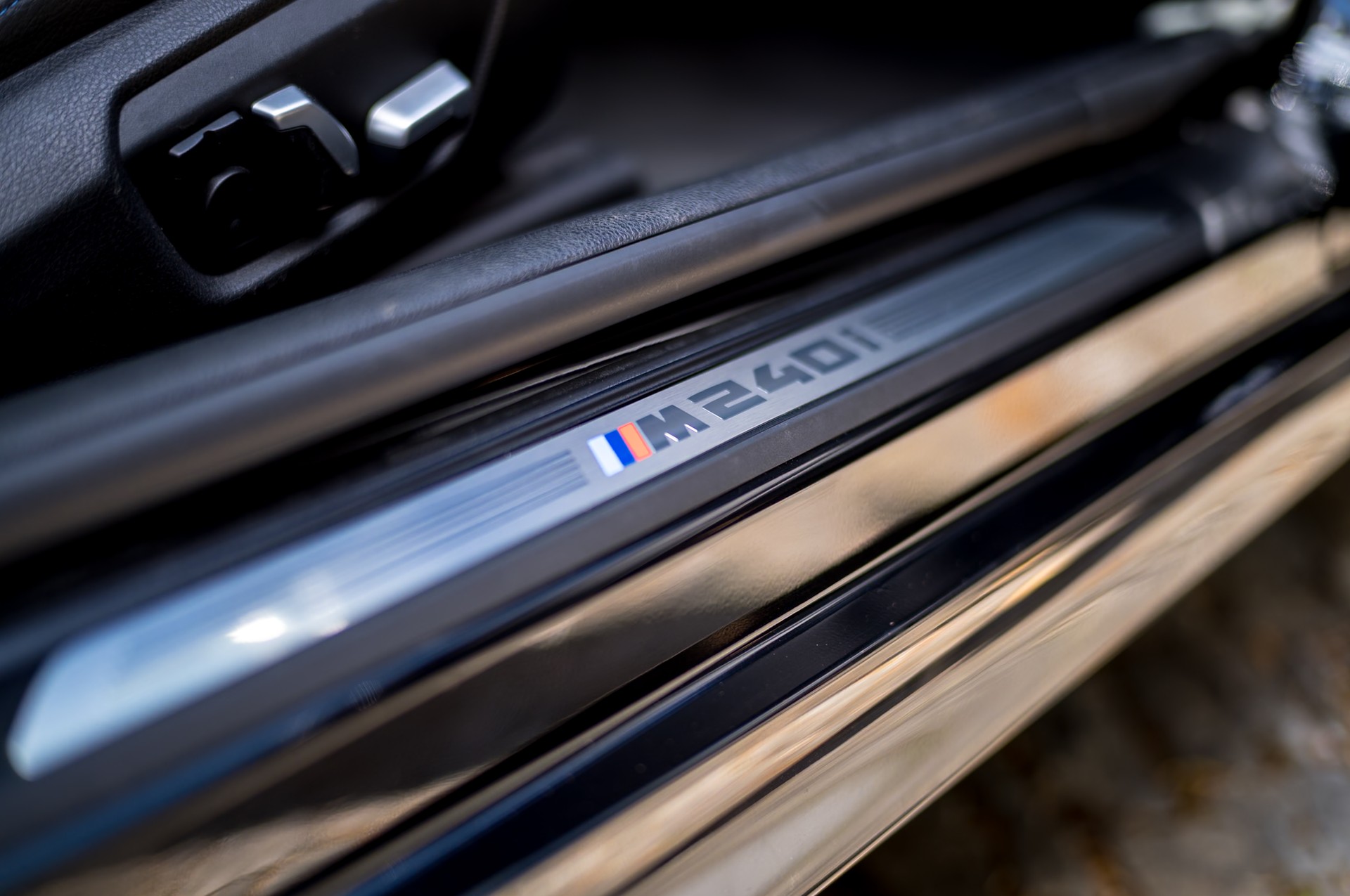 BMW M240i xDrive SAG, SH-gepflegt, 8-fach bereift-image-4