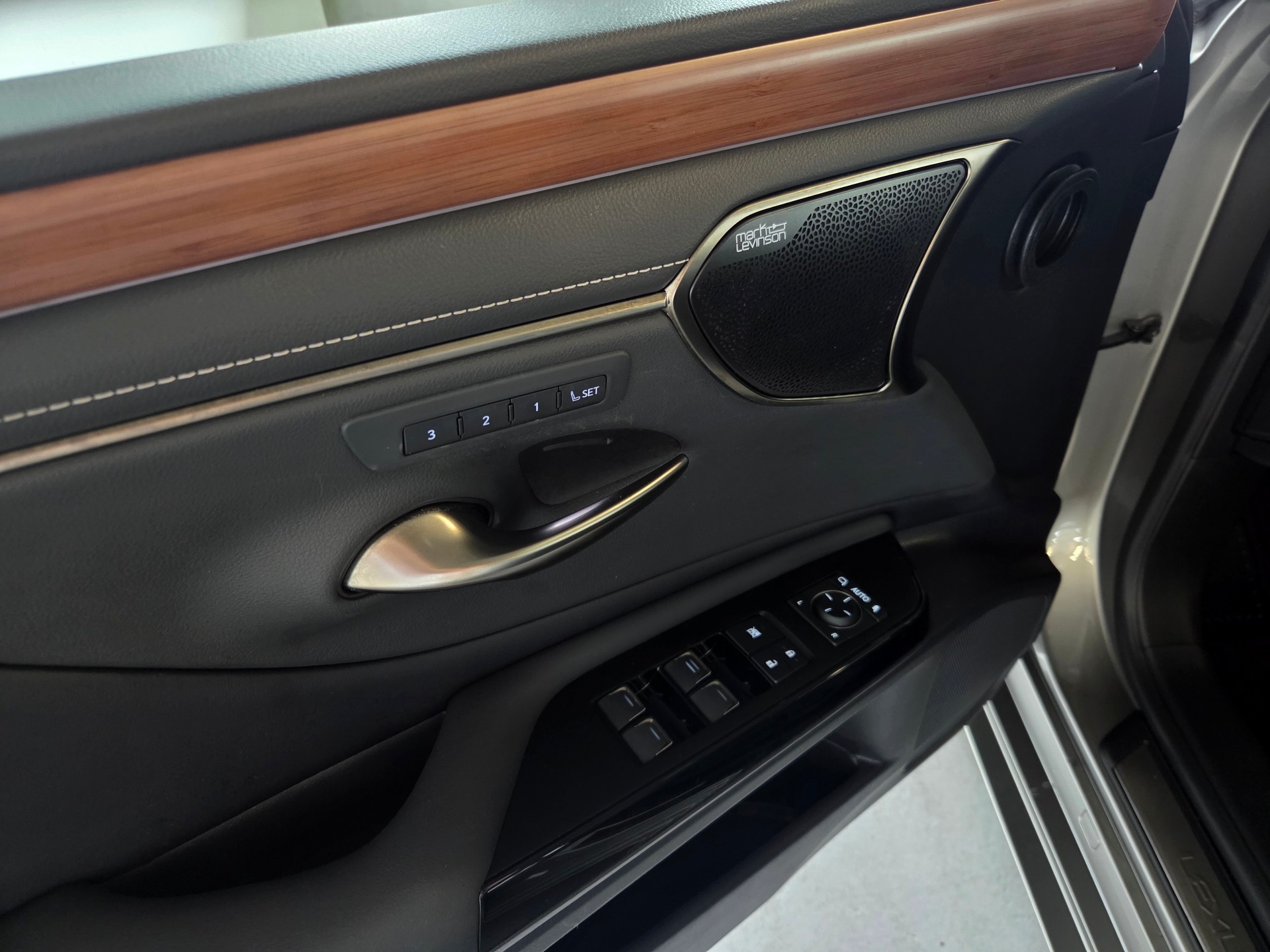 LEXUS ES 300h Excellence-image-20