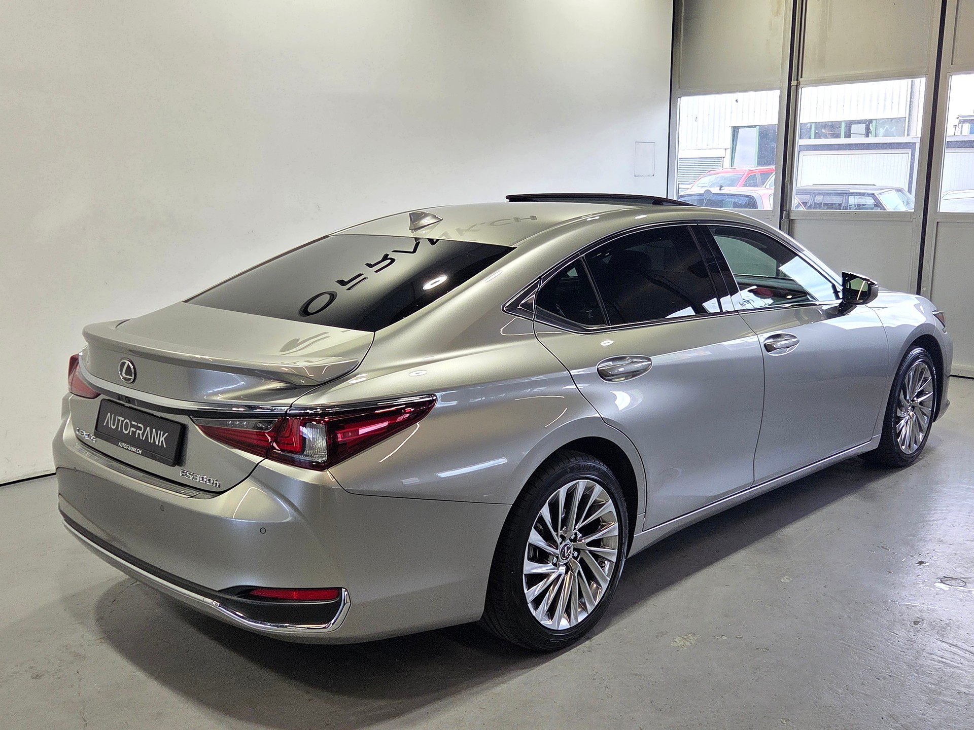 LEXUS ES 300h Excellence-image-16