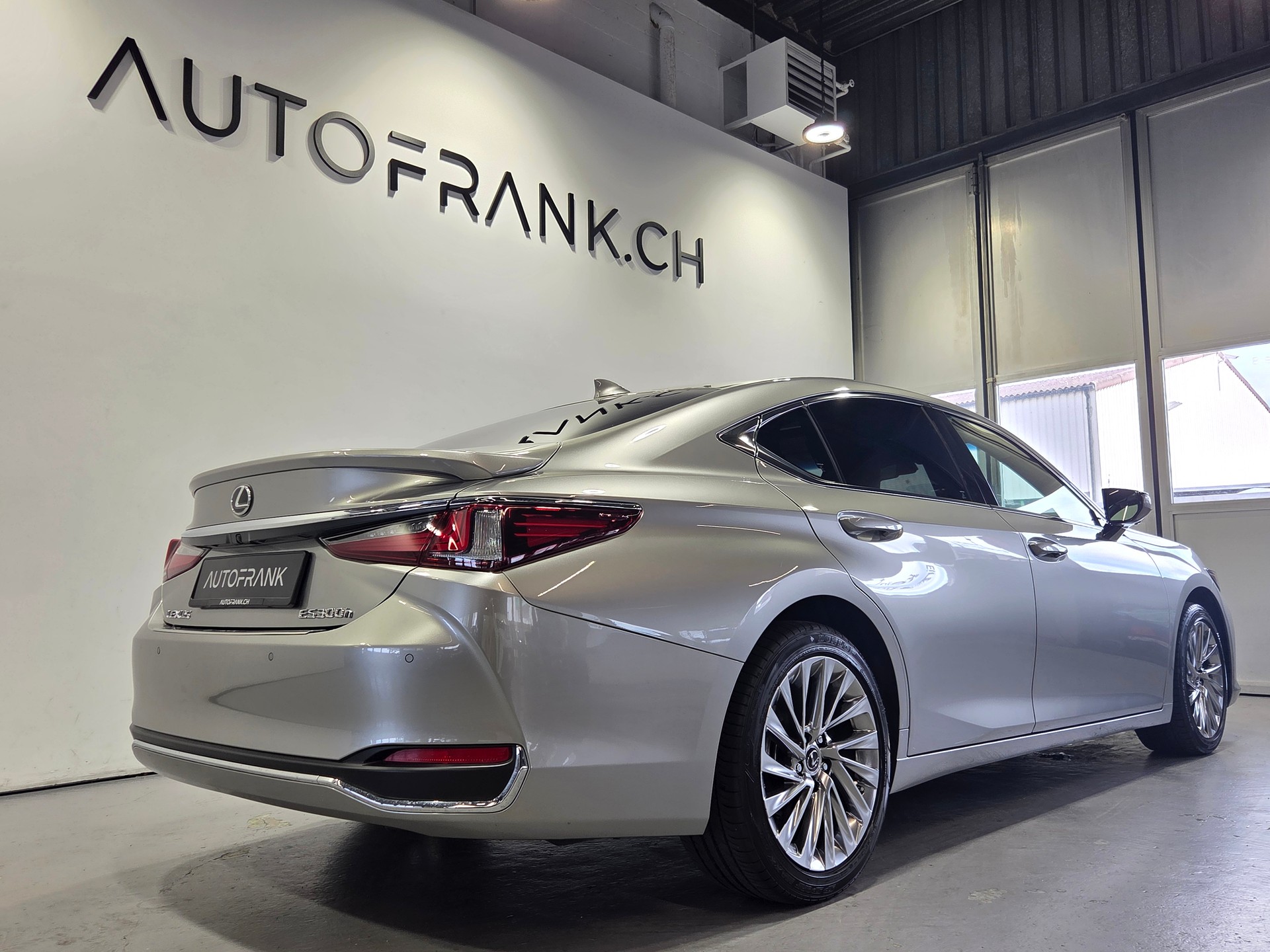 LEXUS ES 300h Excellence-image-2