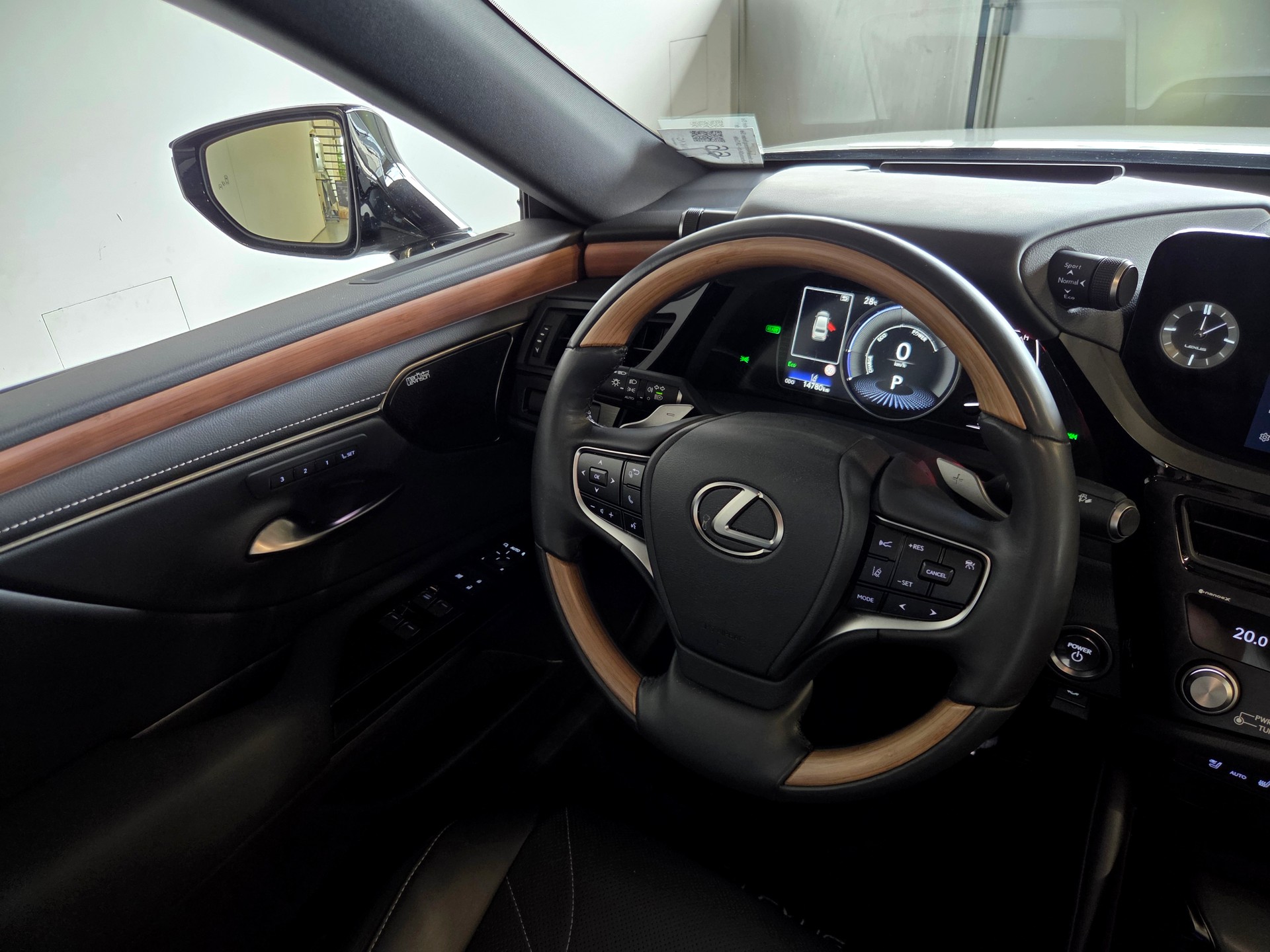 LEXUS ES 300h Excellence-image-17