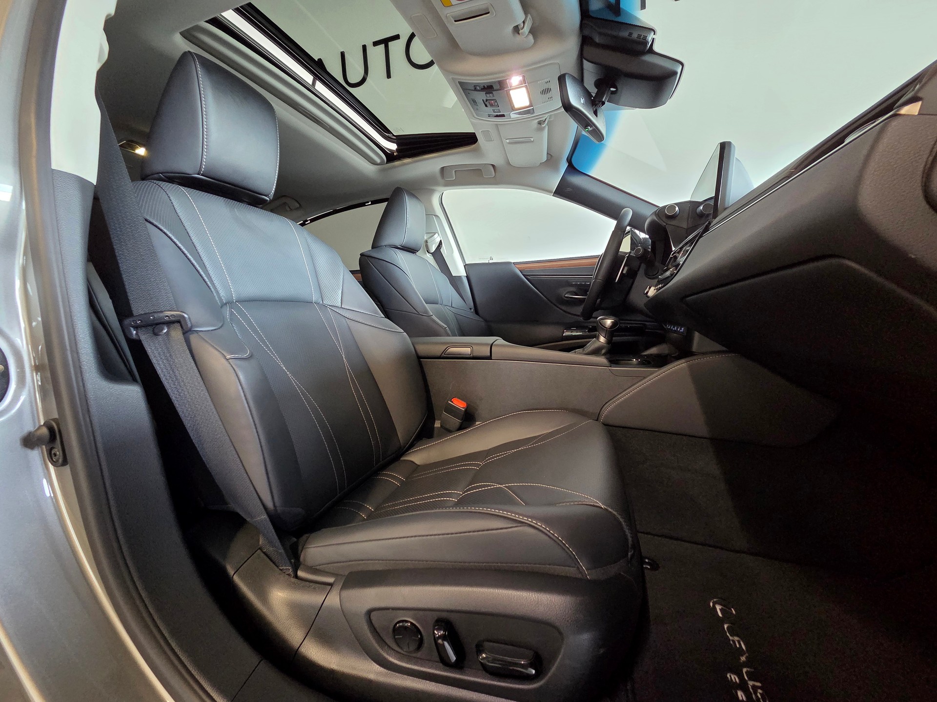 LEXUS ES 300h Excellence-image-4