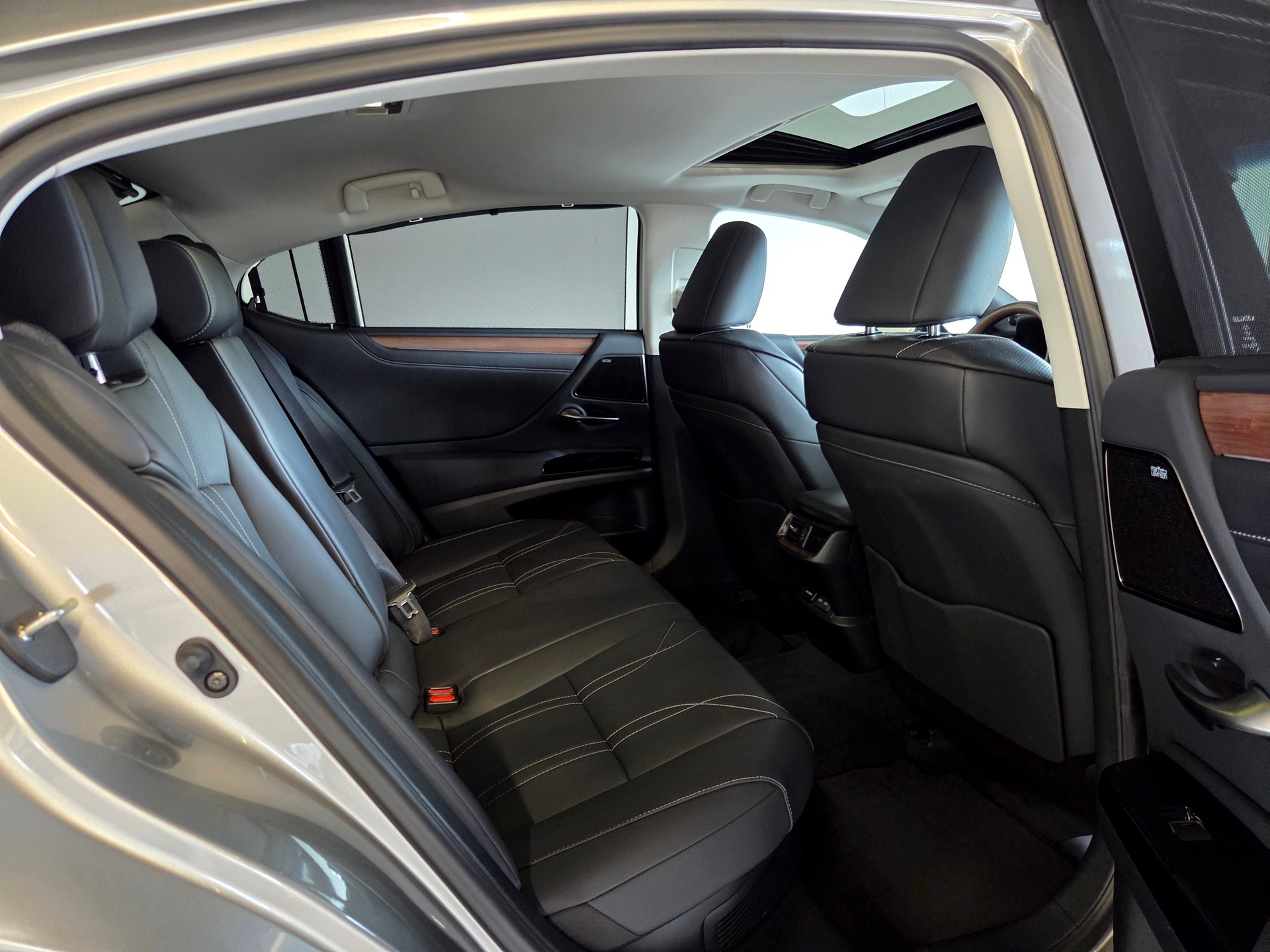 LEXUS ES 300h Excellence-image-23