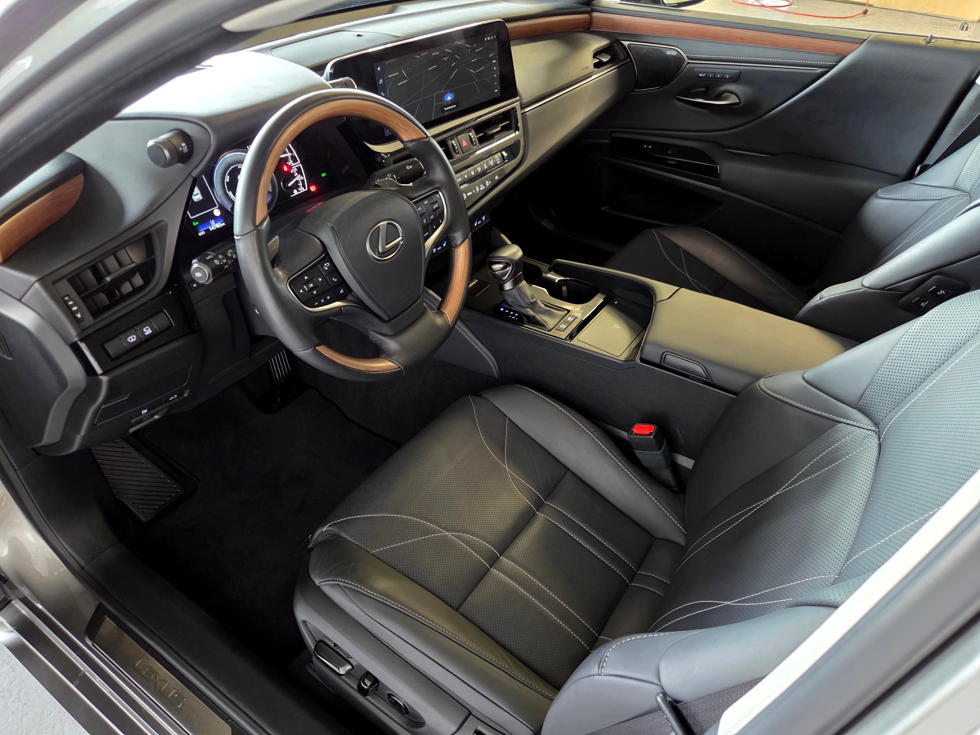 LEXUS ES 300h Excellence-image-3