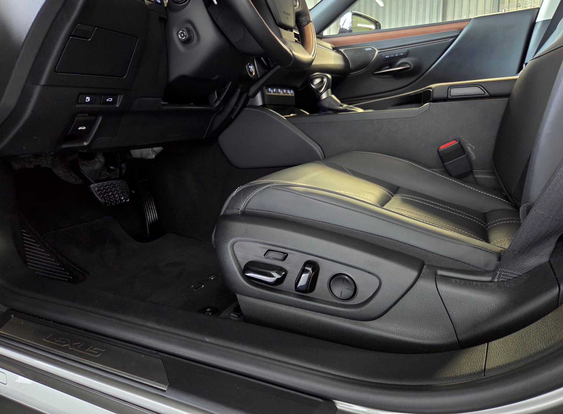 LEXUS ES 300h Excellence-image-13