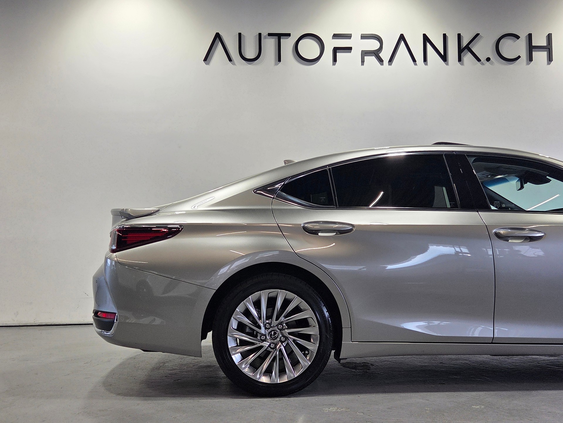 LEXUS ES 300h Excellence-image-22