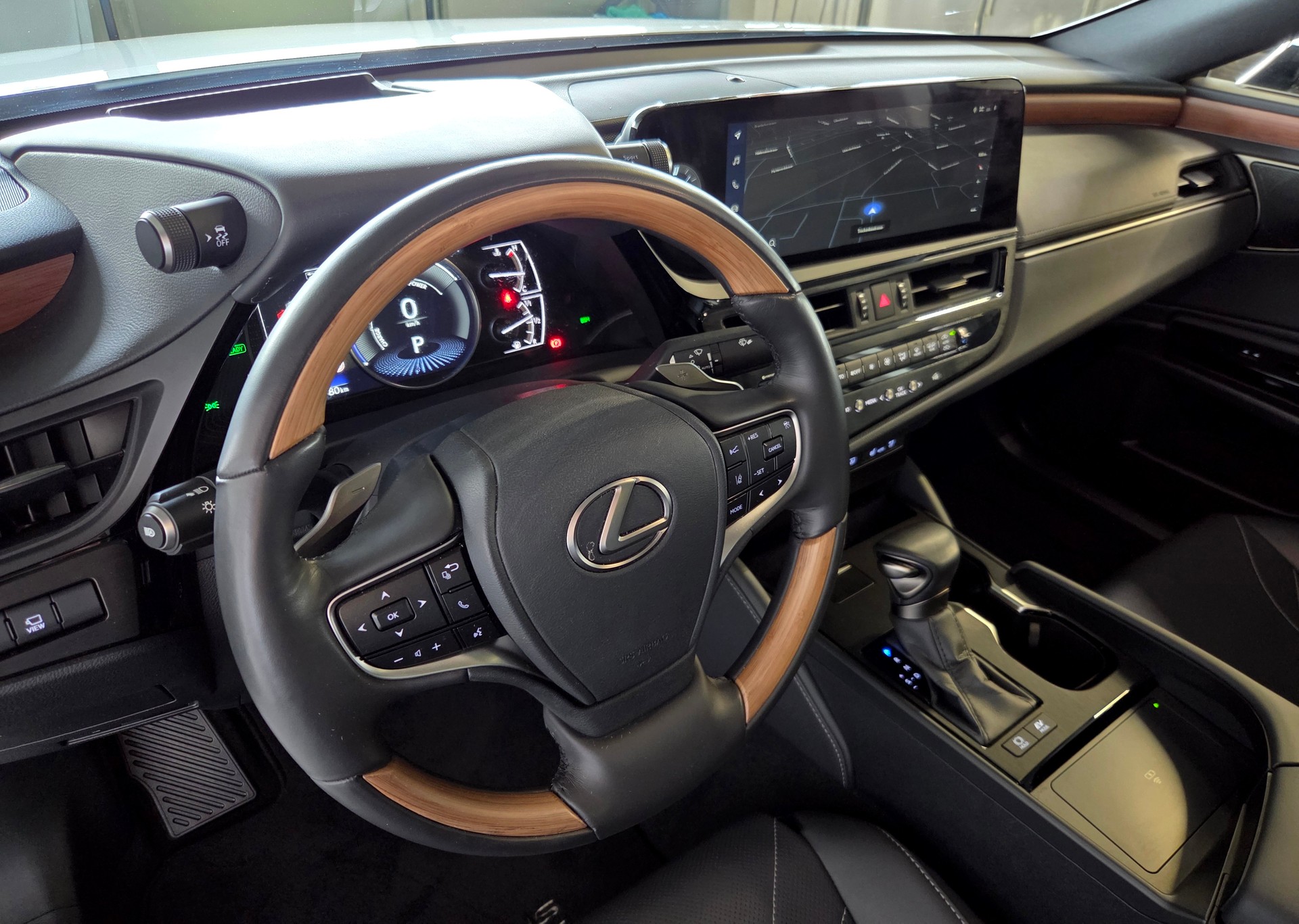 LEXUS ES 300h Excellence-image-12