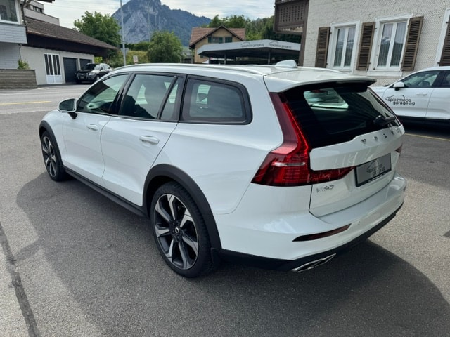 VOLVO V60 Cross Country 2.0 B4 AWD-image-4