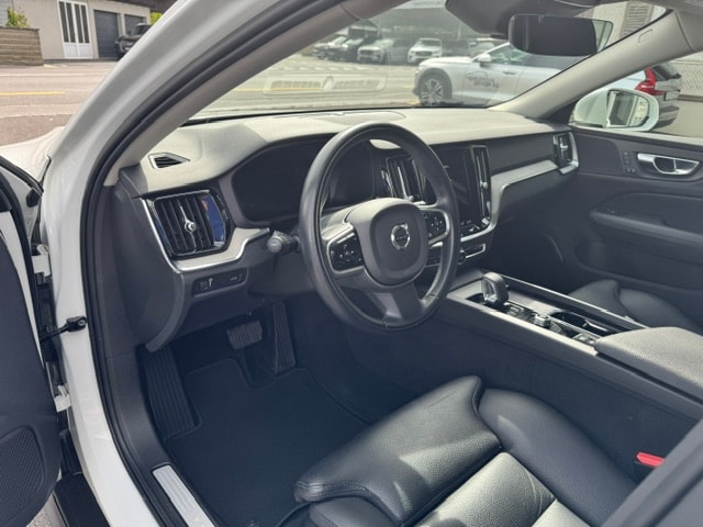 VOLVO V60 Cross Country 2.0 B4 AWD-image-8