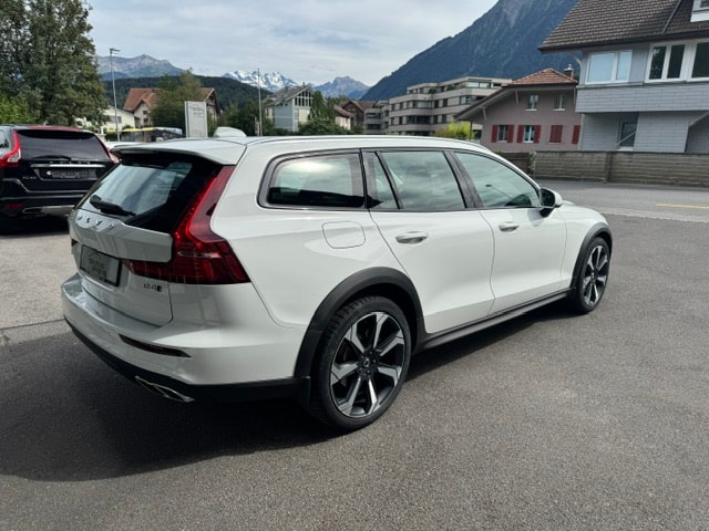 VOLVO V60 Cross Country 2.0 B4 AWD-image-3