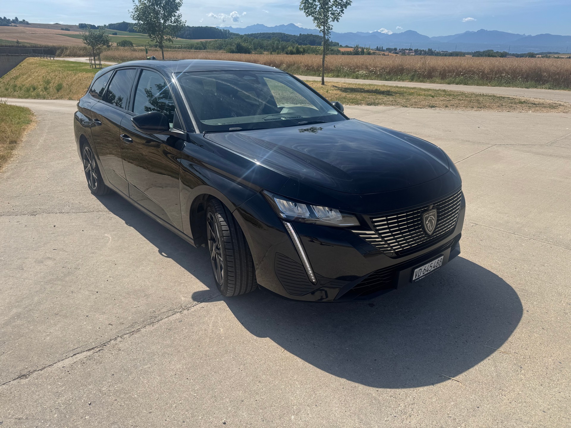 PEUGEOT 1.5 BlueHDi Allure-image-1