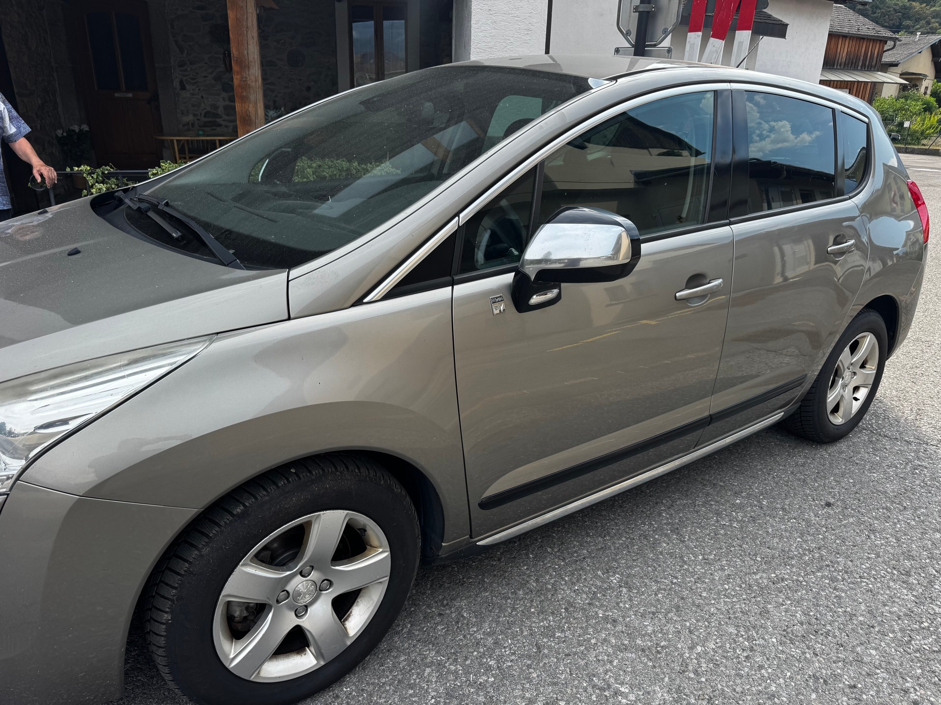 PEUGEOT 3008 HYbrid4 2.0 HDI EGS6-image-5