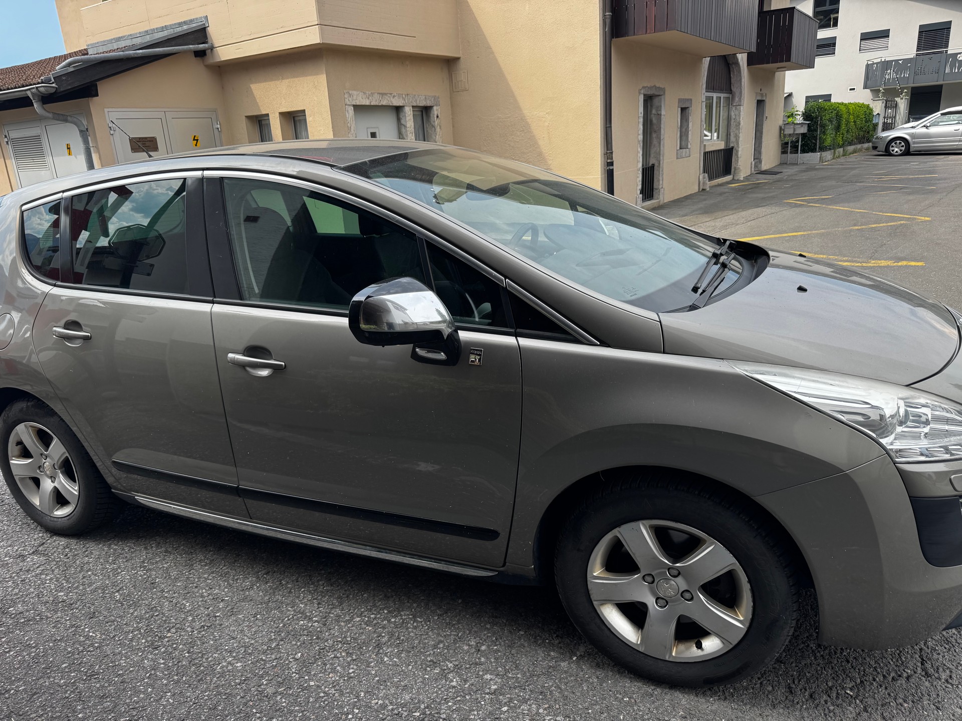 PEUGEOT 3008 HYbrid4 2.0 HDI EGS6-image-2