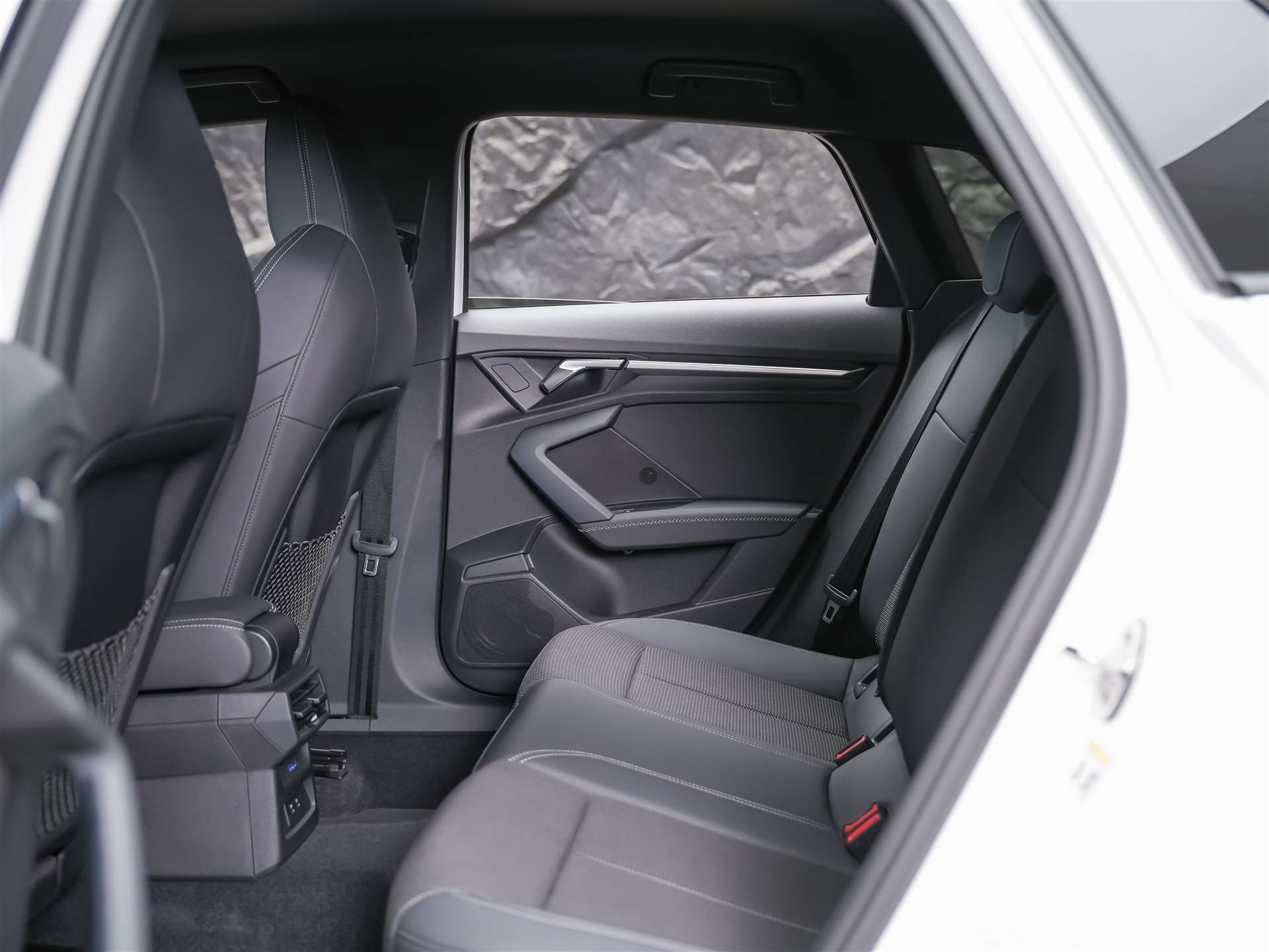 AUDI S3 Sportback 2.0 TFSI quattro S-tronic *19" Felgen*Abstandsregler*Sitzheizung*-image-12