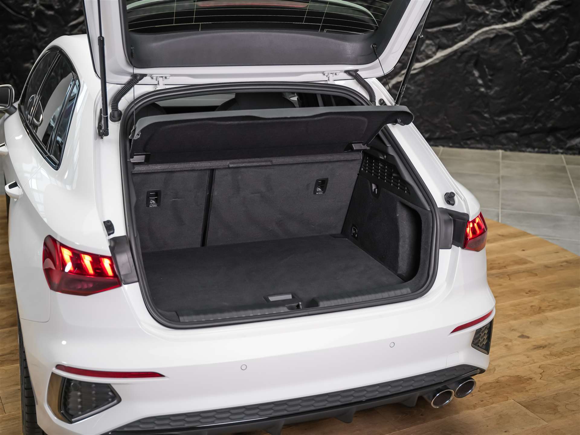 AUDI S3 Sportback 2.0 TFSI quattro S-tronic *19" Felgen*Abstandsregler*Sitzheizung*-image-39