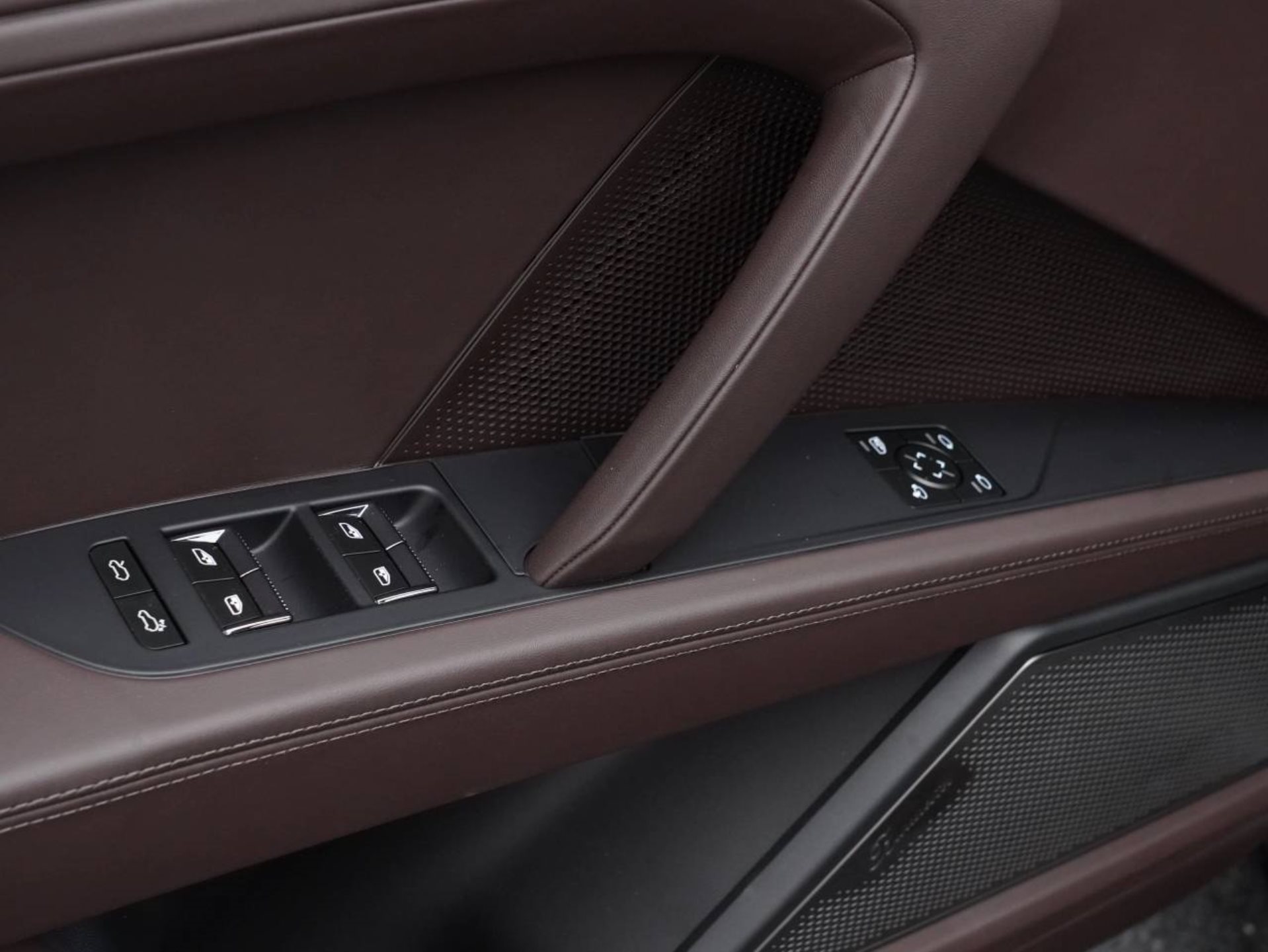 PORSCHE Cayenne Turbo Electric-image-21