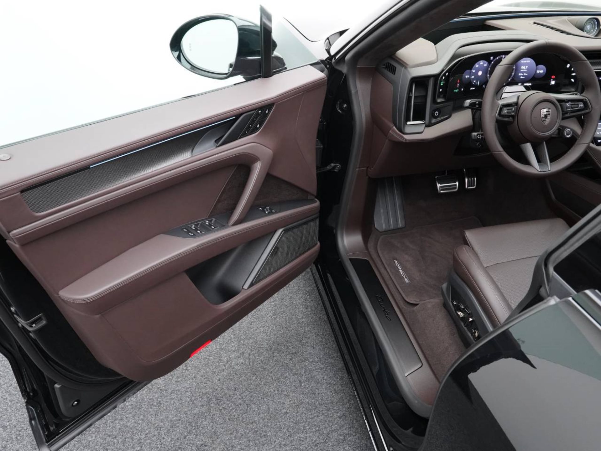 PORSCHE Cayenne Turbo Electric-image-3