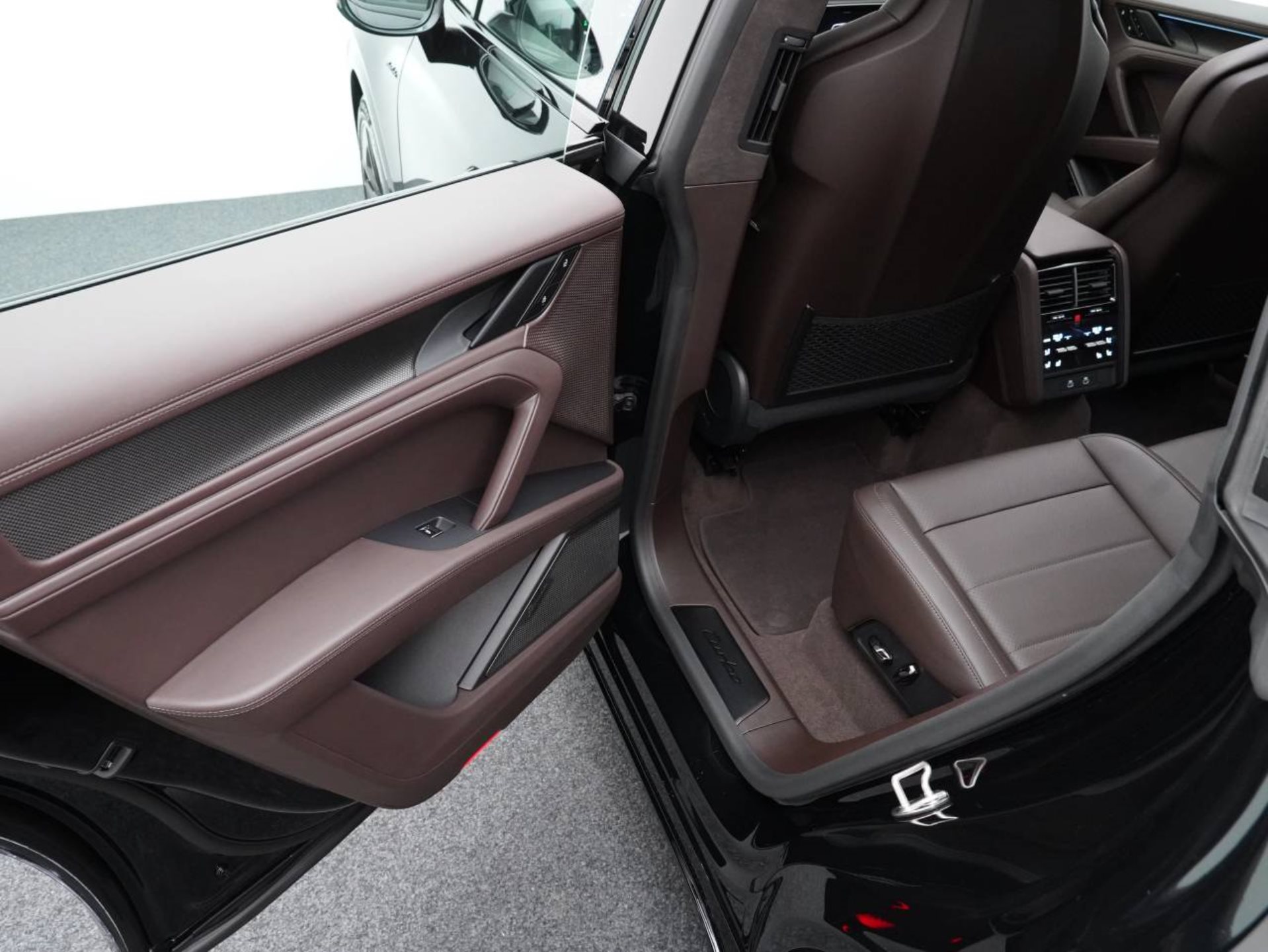 PORSCHE Cayenne Turbo Electric-image-27