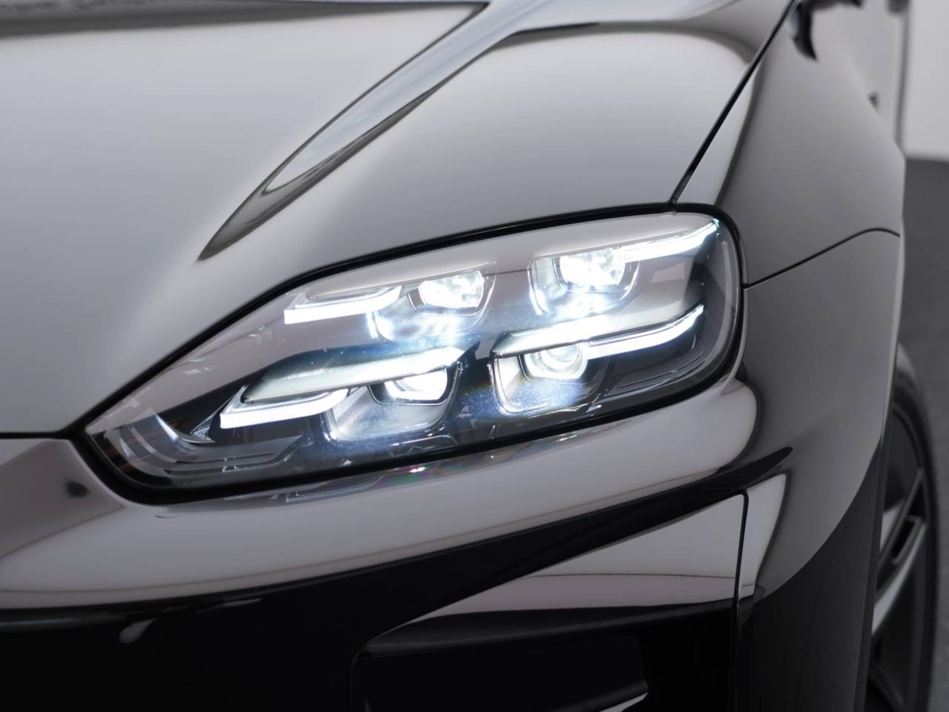 PORSCHE Cayenne Turbo Electric-image-12