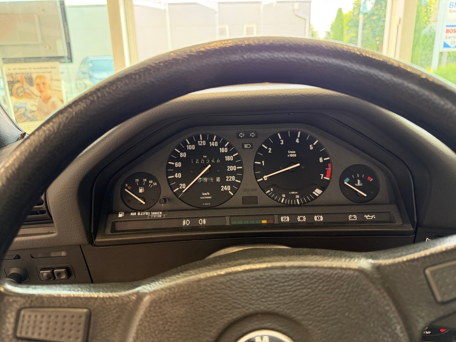 BMW 318i-image-12