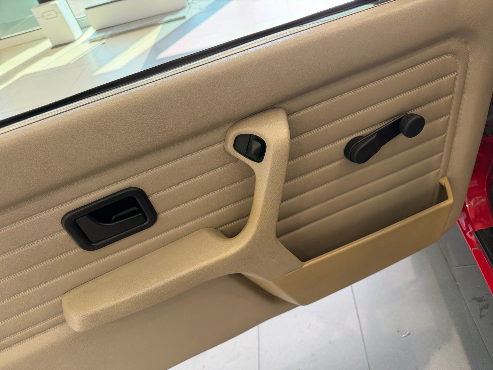 BMW 318i-image-14