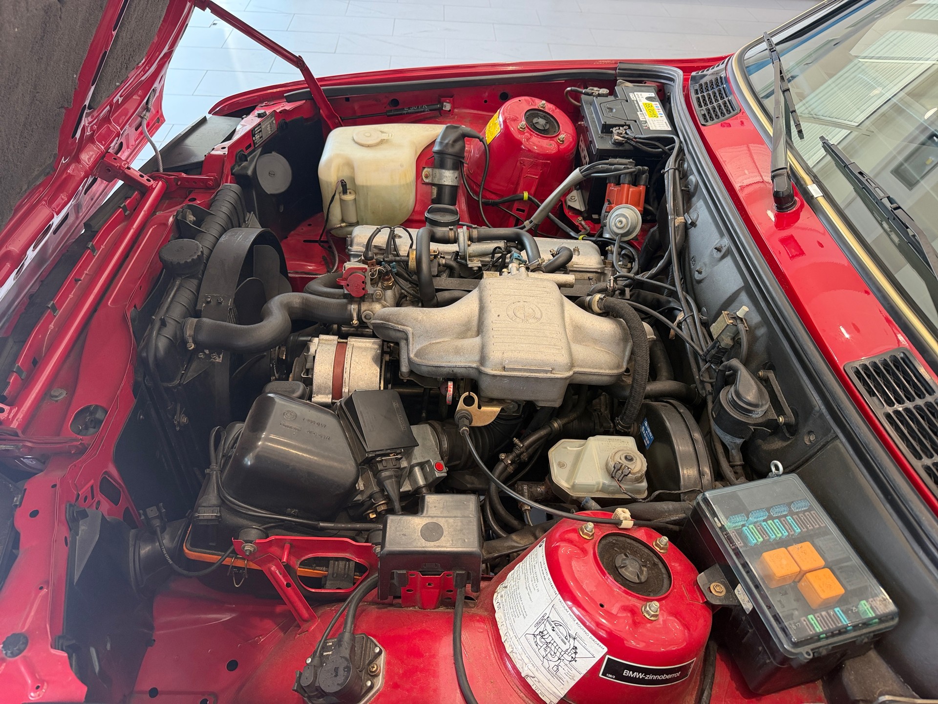BMW 318i-image-16