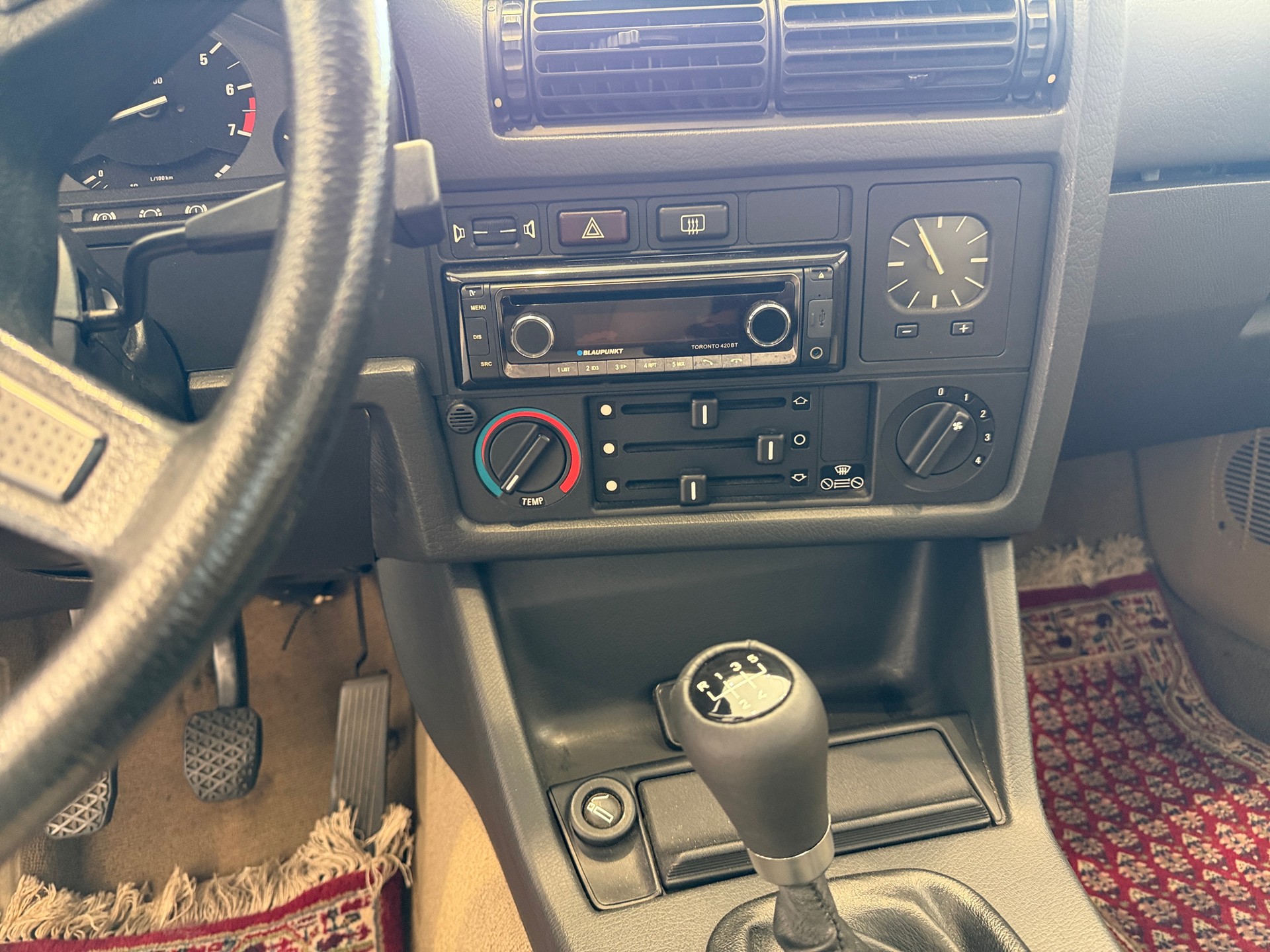 BMW 318i-image-13