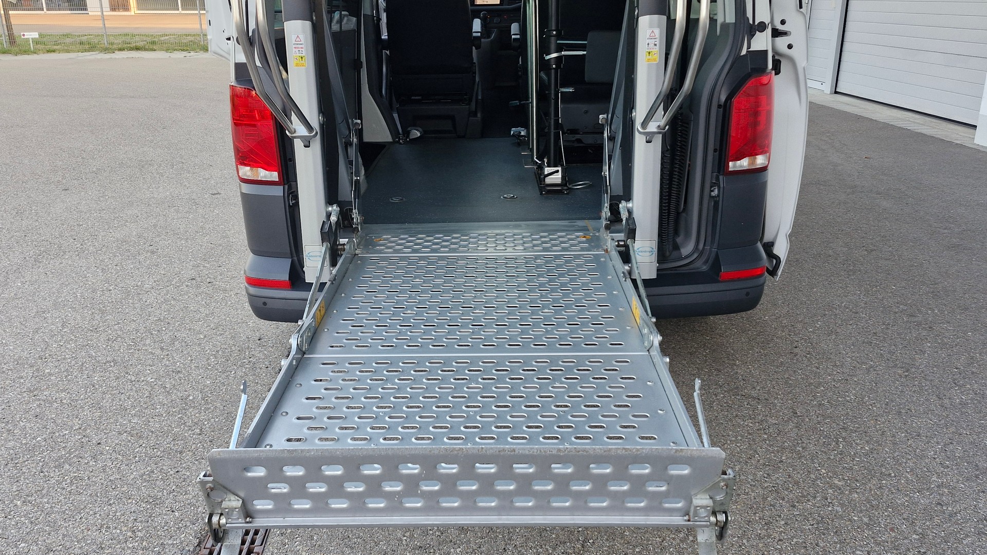 VW T6.1 Kombi 3000 2.0 TDI 150-image-24