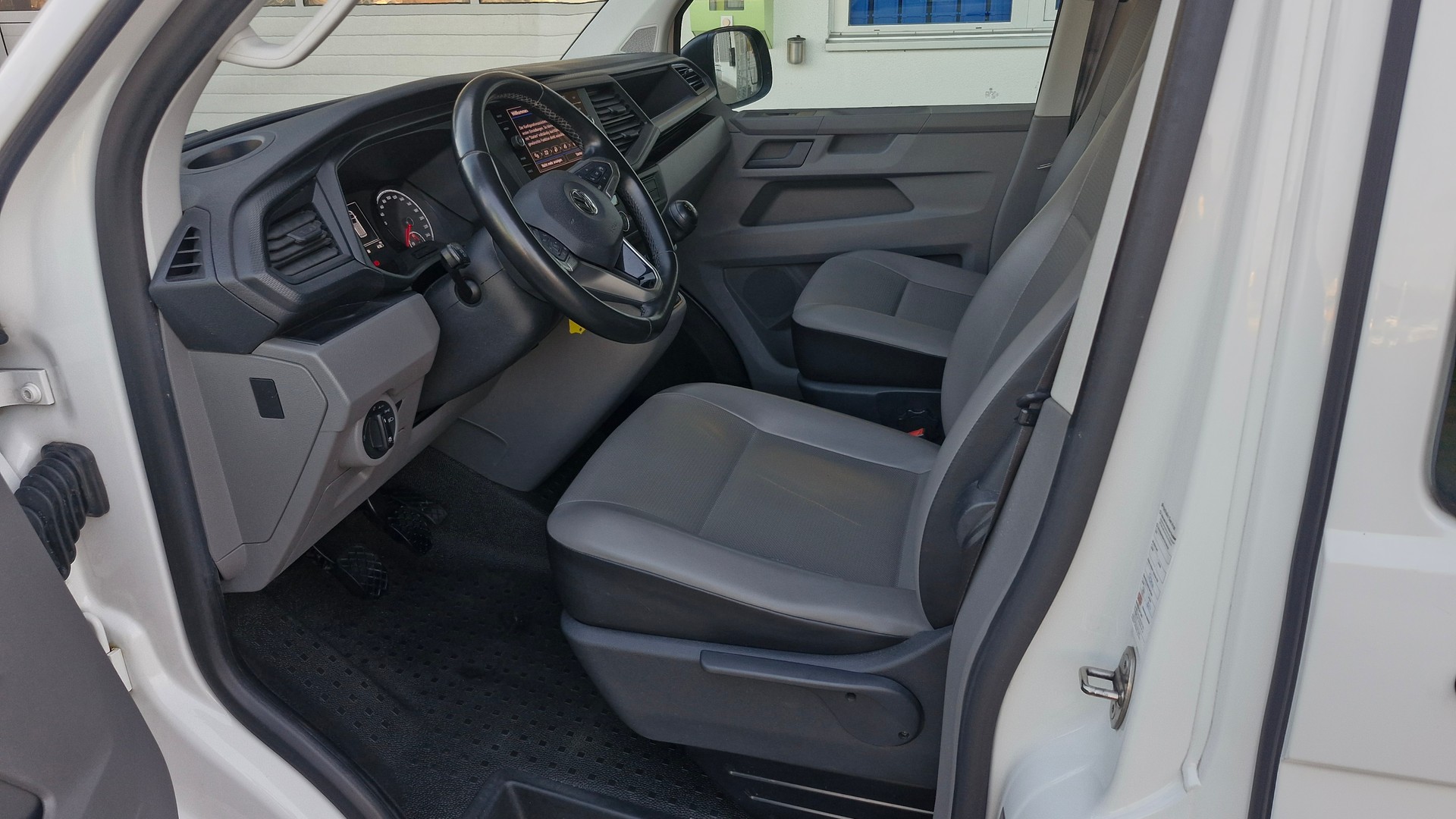 VW T6.1 Kombi 3000 2.0 TDI 150-image-5