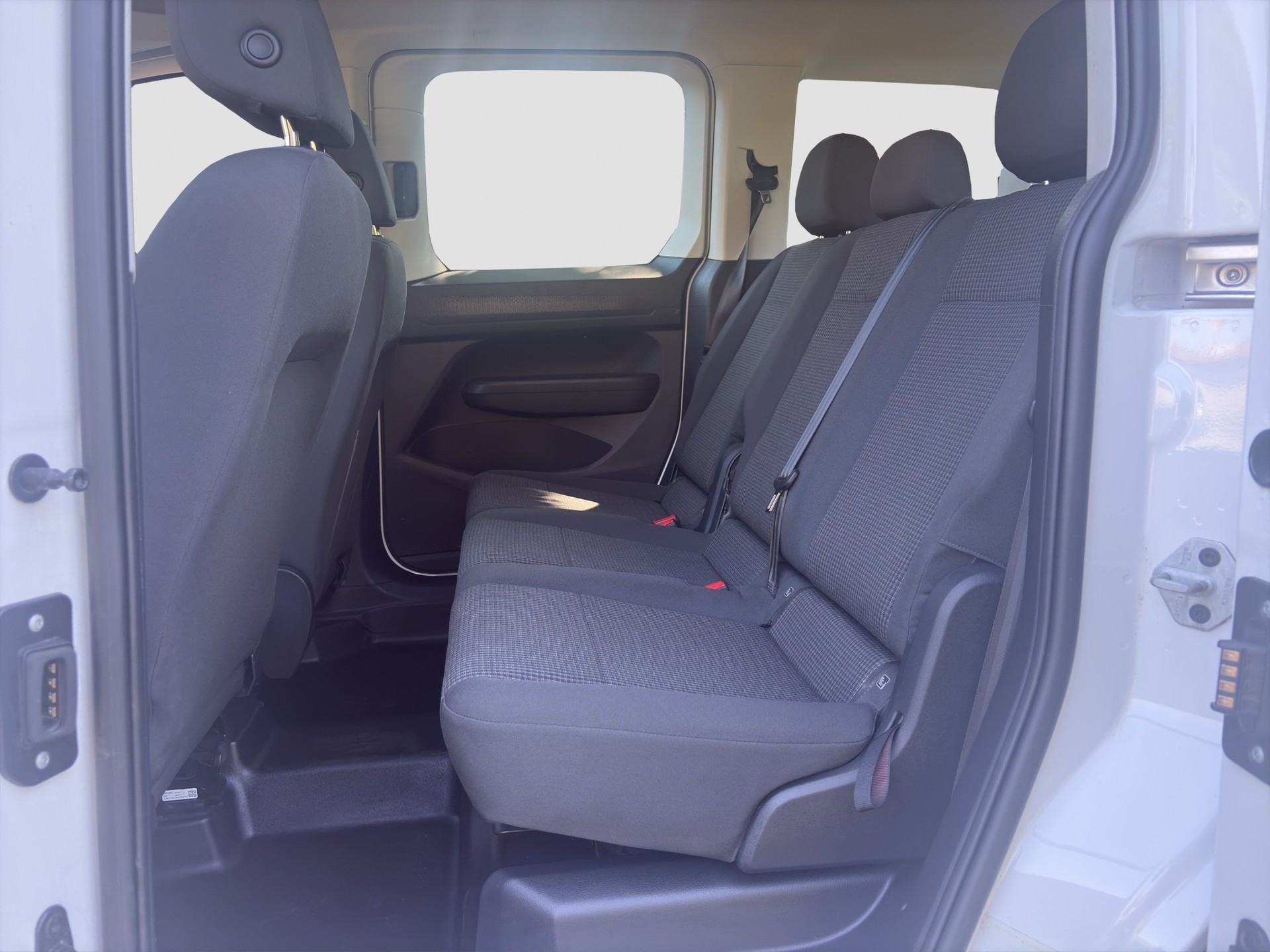 VW Caddy Kombi 2.0 TDI-image-9