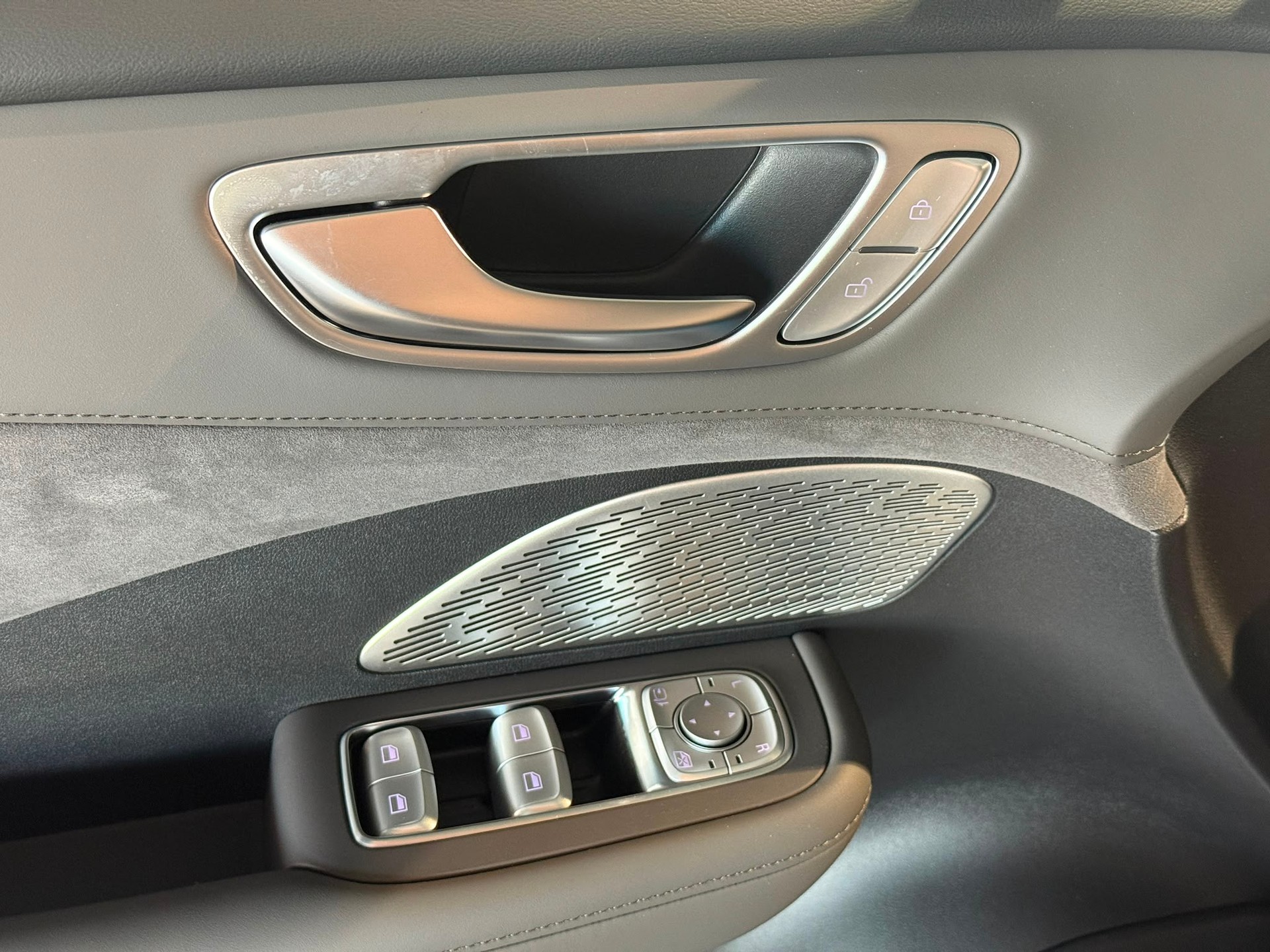 MG S6 EV 77kWh Luxury AWD-image-22