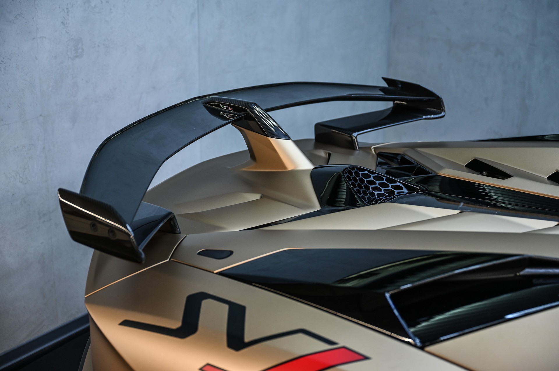 LAMBORGHINI Aventador SVJ Roadster 6.5 (1 of 800) Bronzo Zenas Matt-image-22