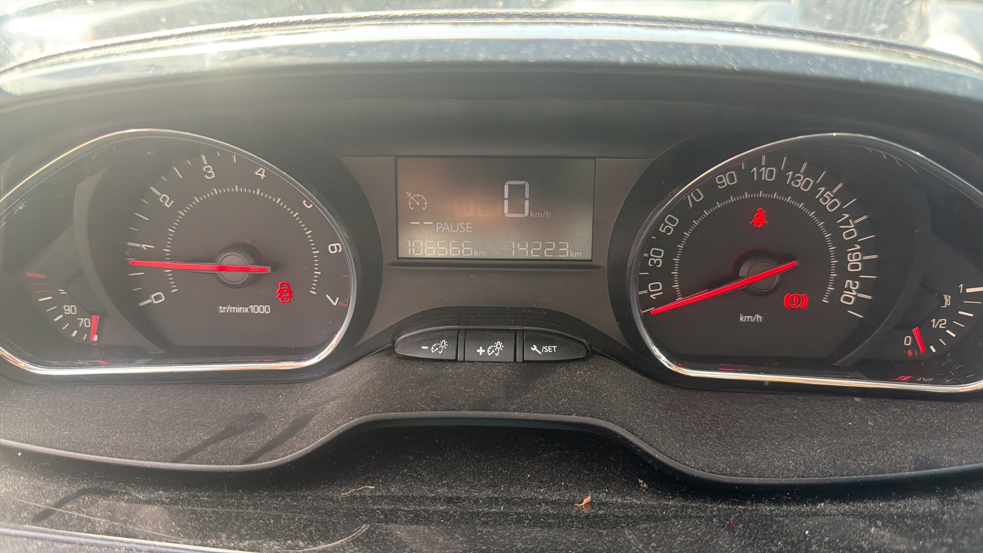 PEUGEOT 208 1.2 VTI Style-image-8