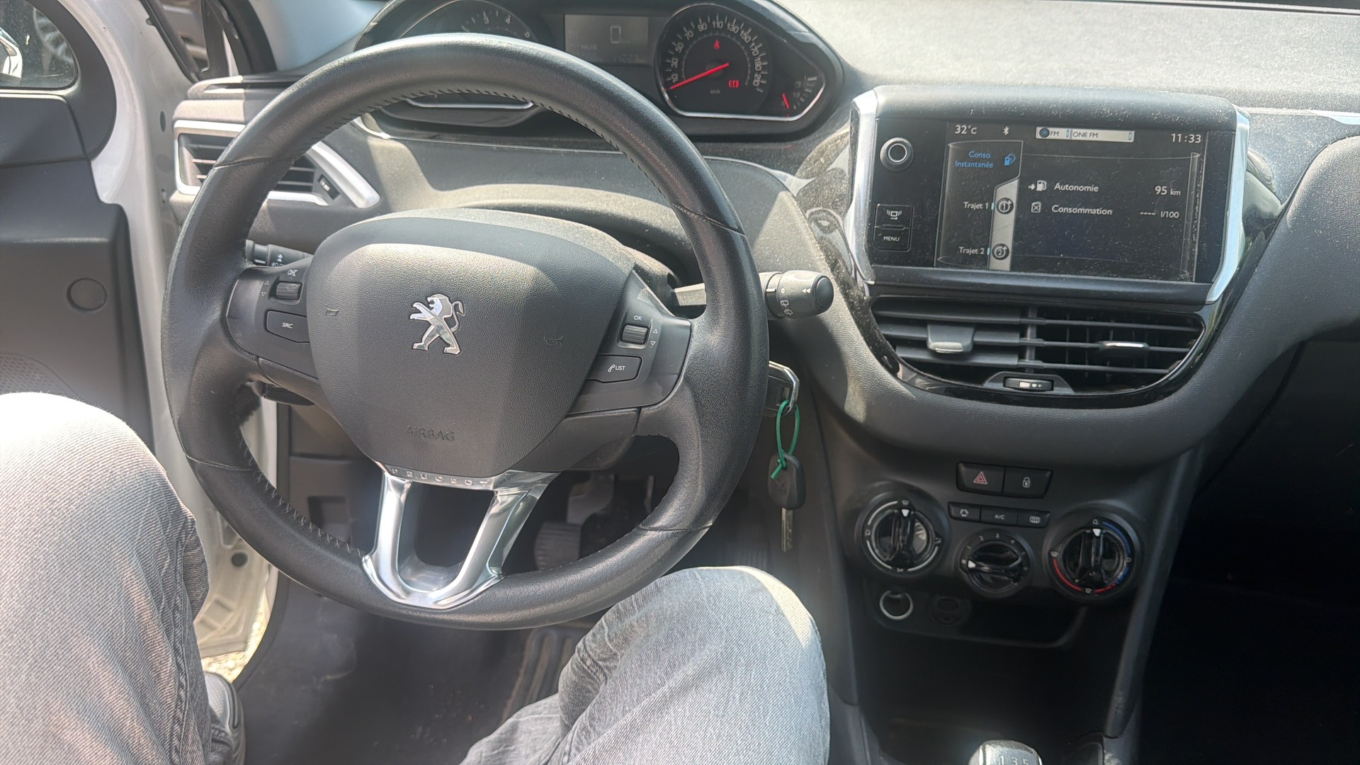 PEUGEOT 208 1.2 VTI Style-image-9