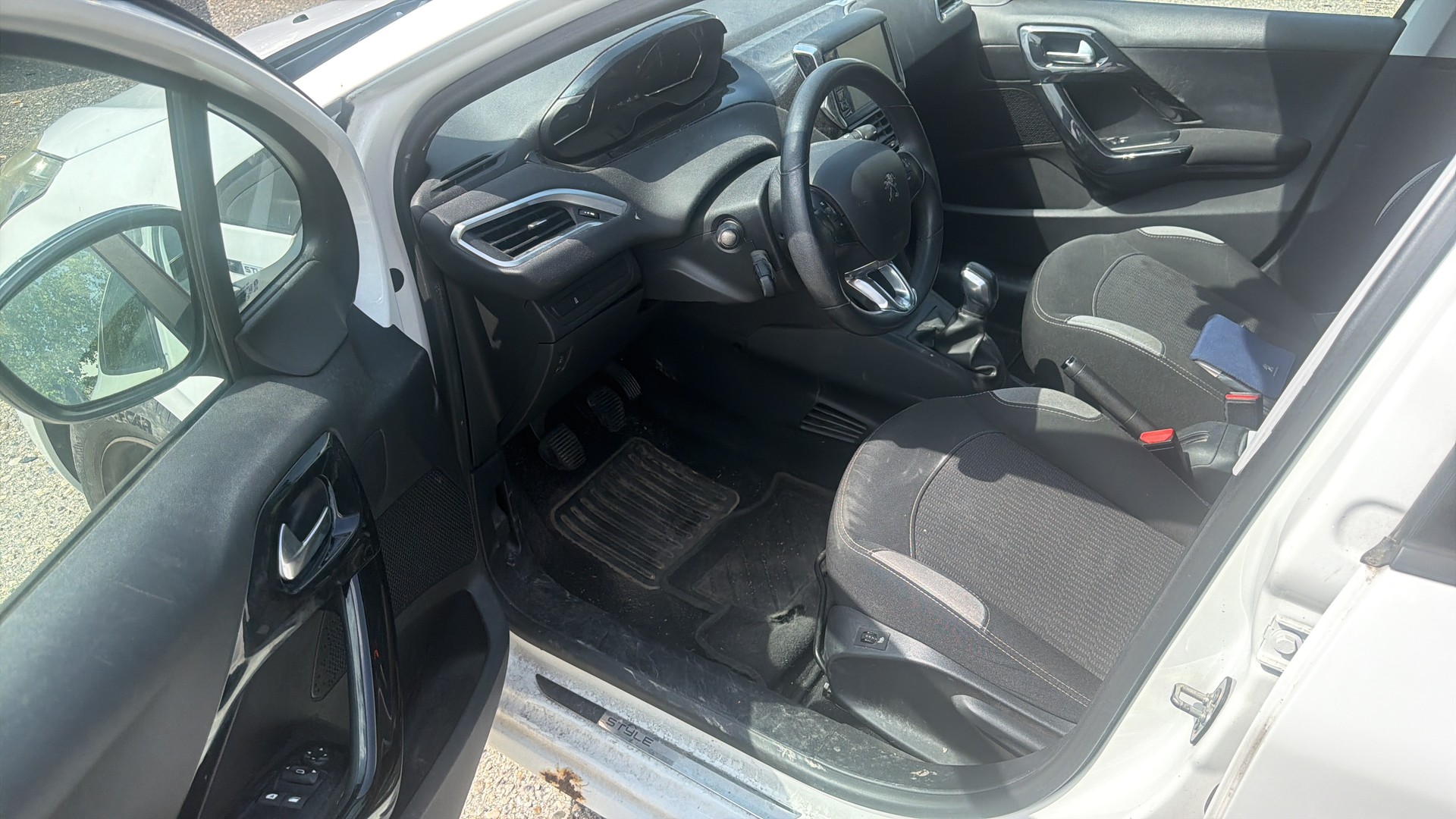 PEUGEOT 208 1.2 VTI Style-image-10